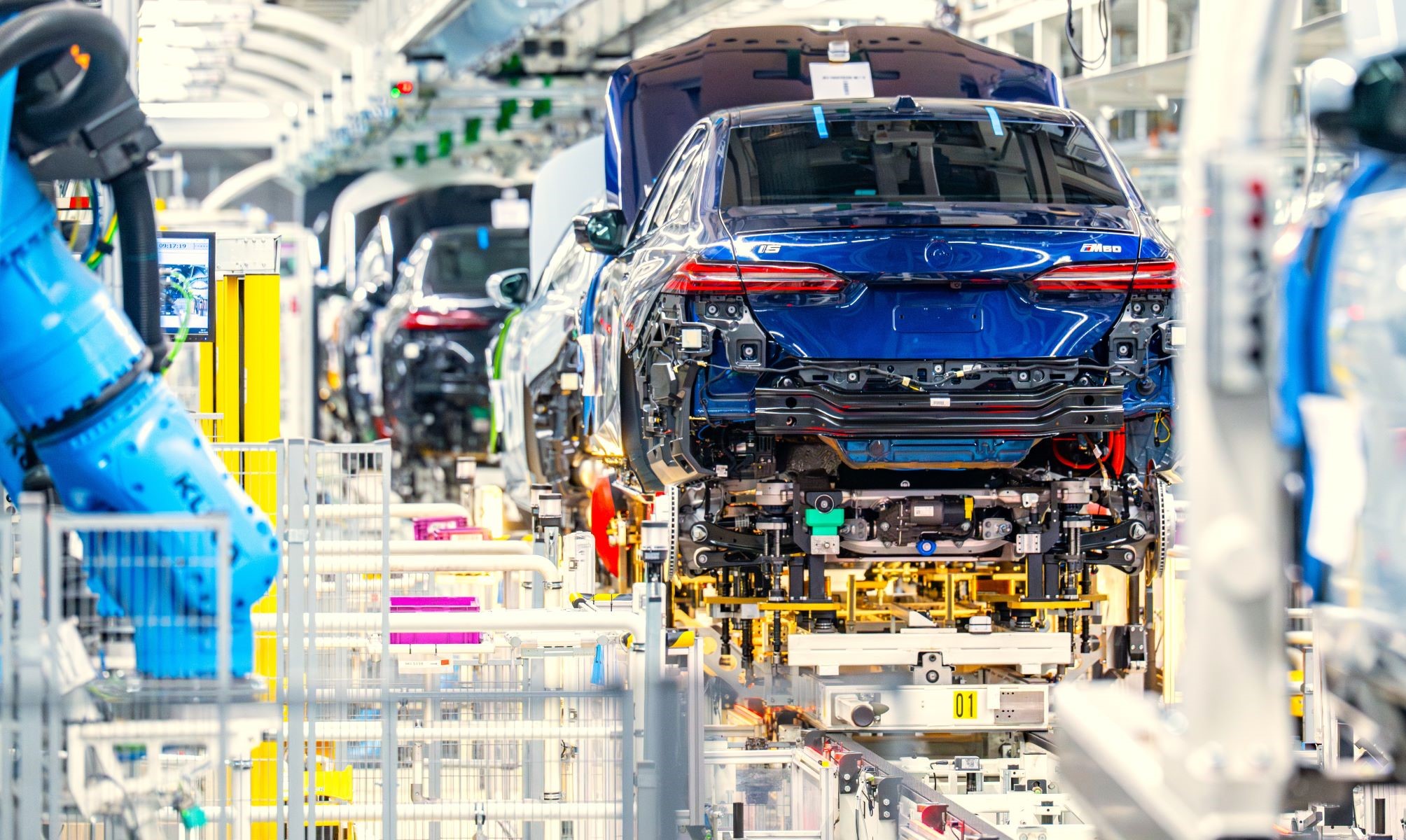 BMW alcanza a Volkswagen en ventas de eléctricos, pero afronta una crisis que recuerda demasiado a la reciente y brutal de Porsche.