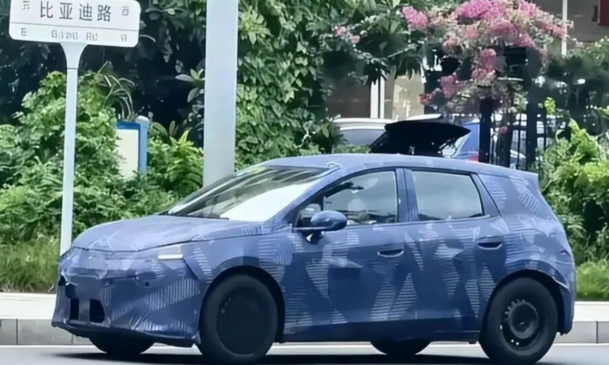 Apodado como BYD Dolphin G, todavía se encuentra en fase de pruebas.