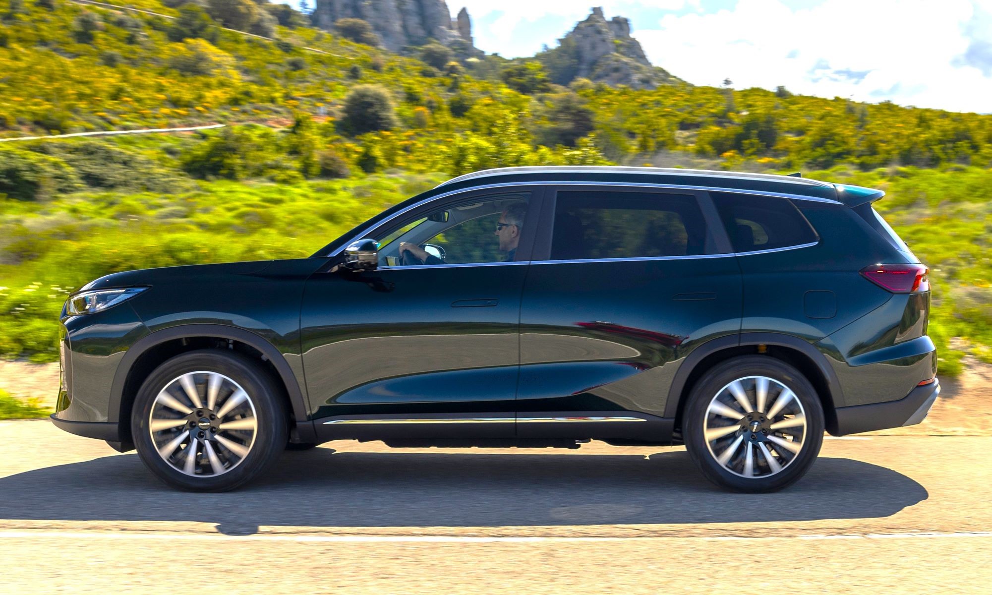Con 1,100 km de autonomía, este SUV híbrido enchufable ha sido el primer EBRO vendido fuera de España.