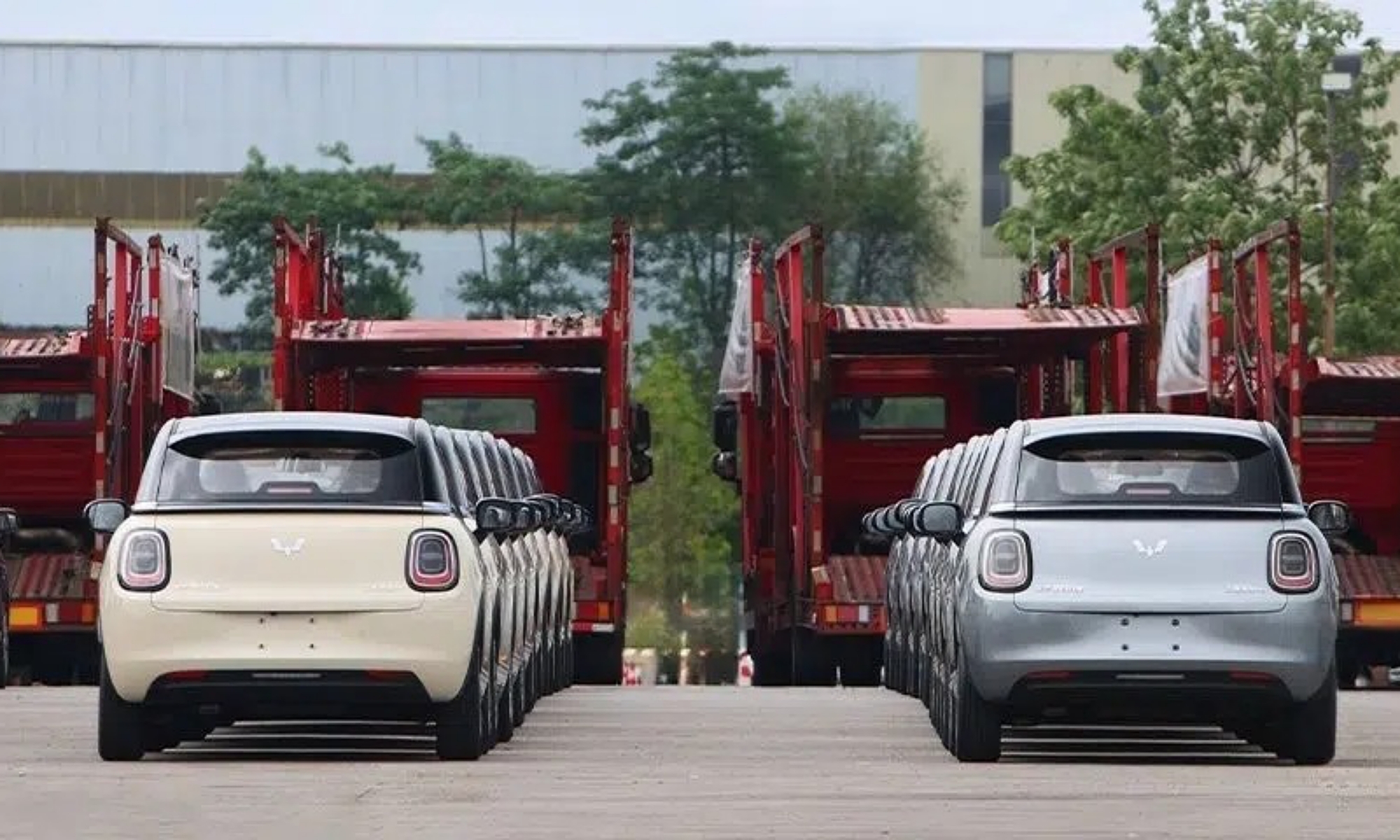 Los coches esperan a ser cargados en los muchos camiones que los llevarán a los concesionarios.