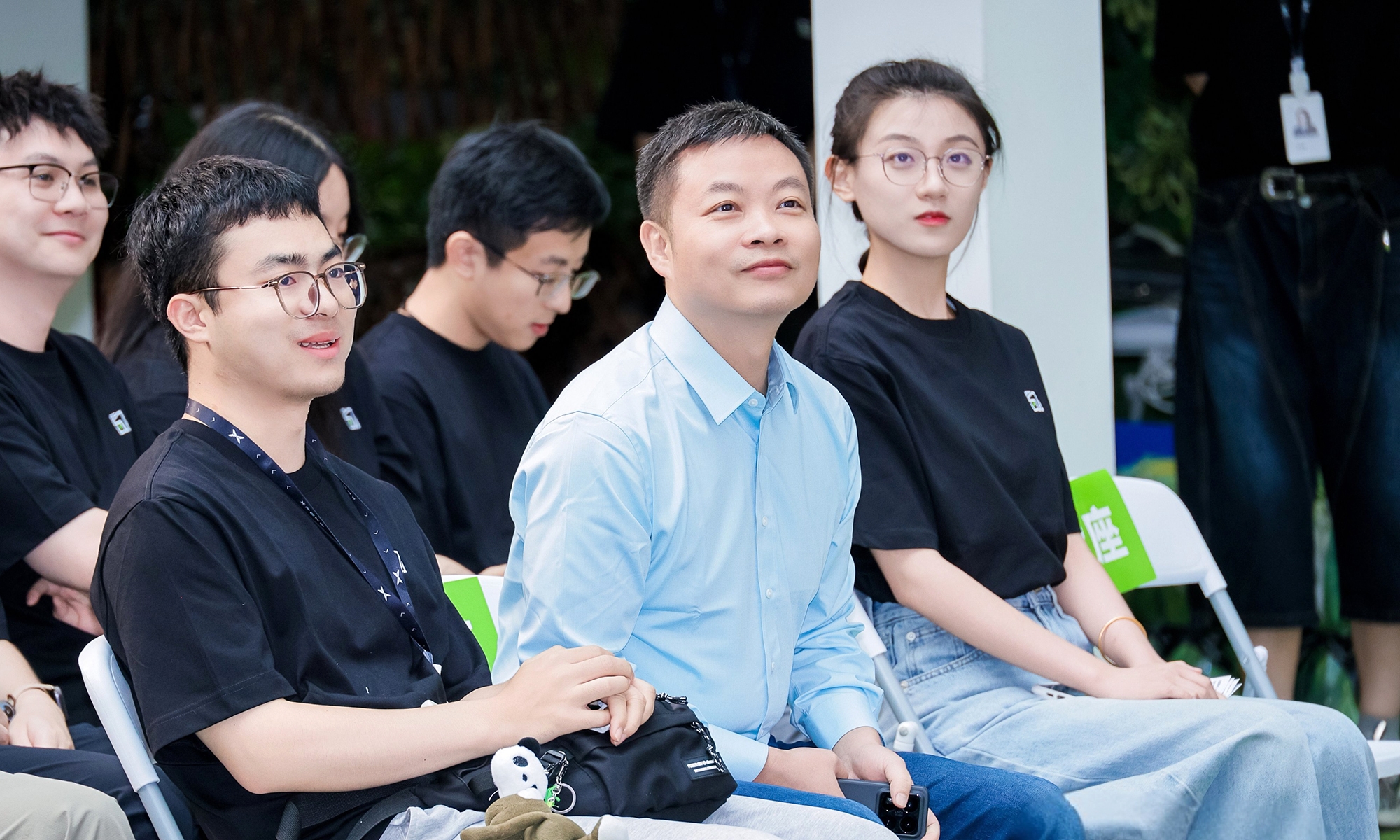 He Xiaopeng, CEO de Xpeng (en el centro de la imagen), ha dado su opinión sobre la conducción autónoma plena.