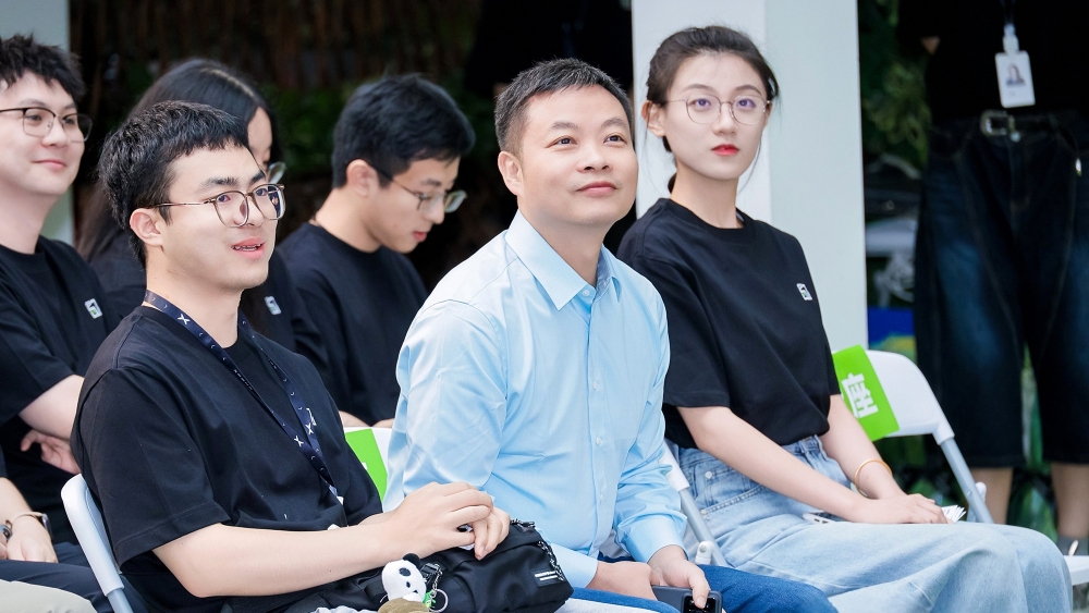 He Xiaopeng, CEO de Xpeng (en el centro de la imagen), ha dado su opinión sobre la conducción autónoma plena. He Xiaopeng, CEO de Xpeng (en el centro de la imagen), ha dado su opinión sobre la conducción autónoma plena.
