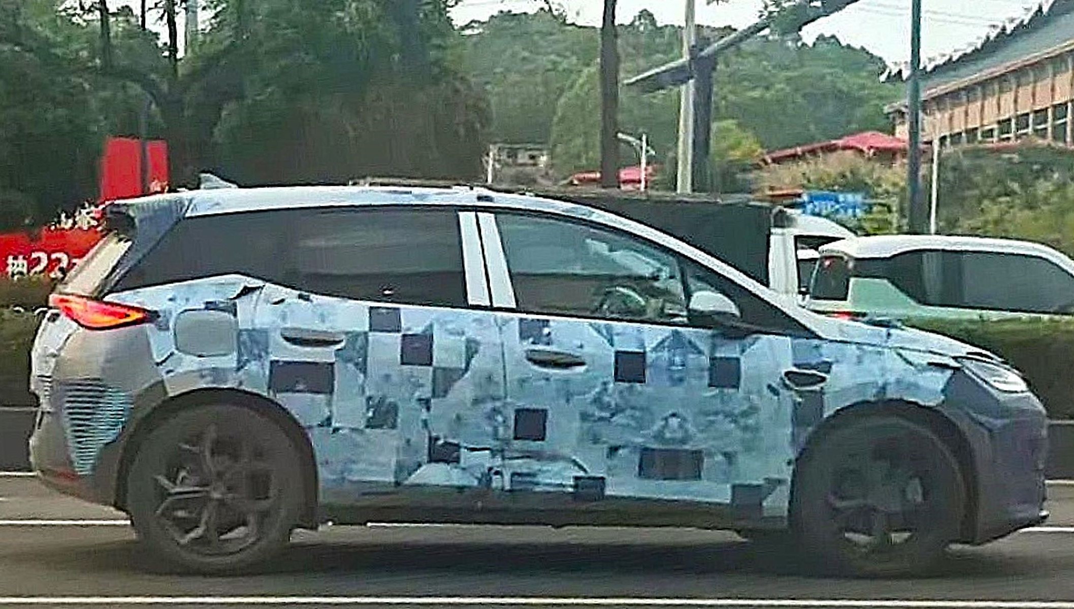 Frente a los urbanos híbridos líderes en Europa como el Yaris o el Clio, BYD lanzará un Dolphin con motor híbrido enchufable.
