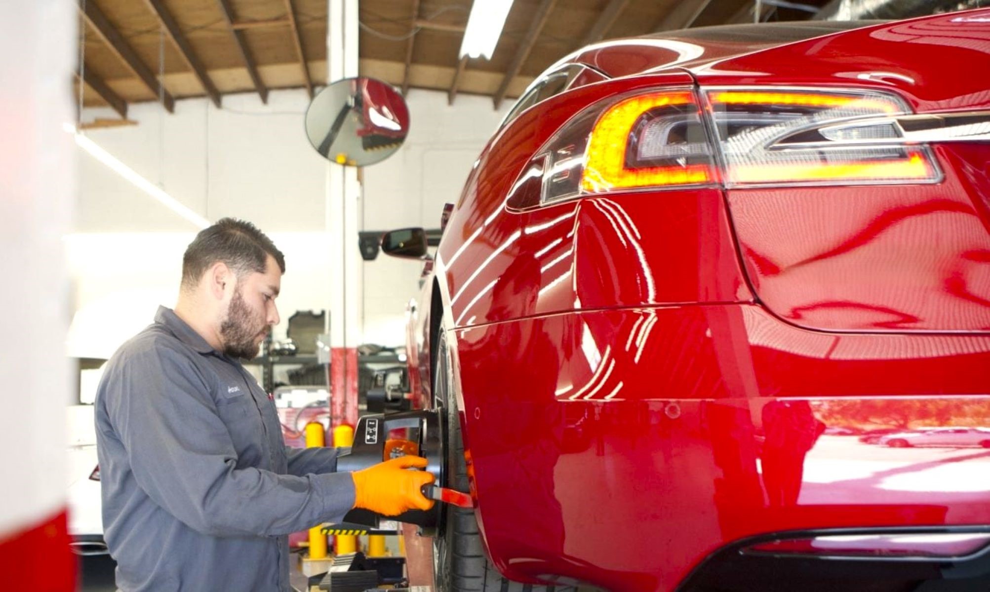Tesla no sale bien parada en el estudio de fiabilidad del TÜV. Uno de sus coches es el que más fallos registra... incluso entre los no eléctricos.