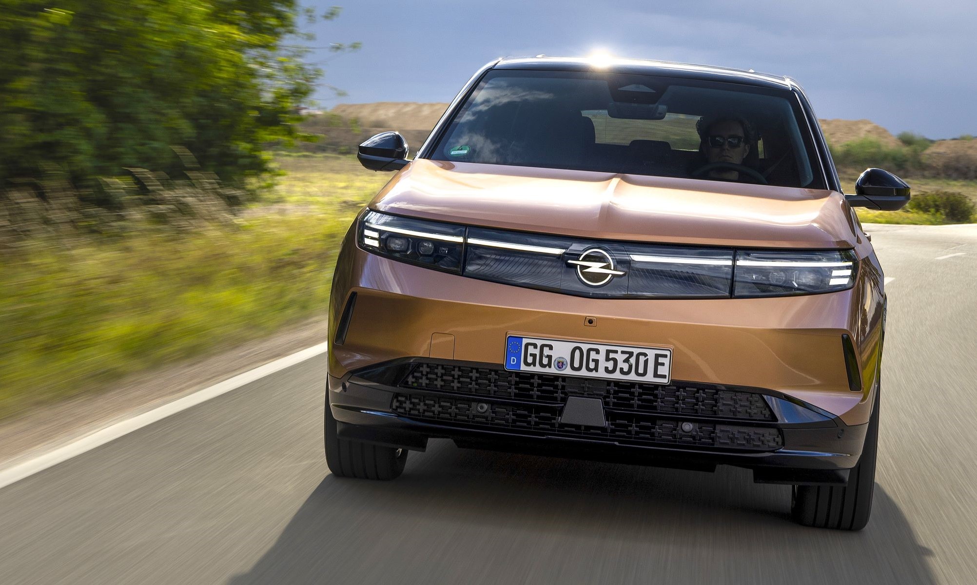 Este SUV PHEV de Opel ofrece 81 km de autonomía 100 % eléctrica y cuenta con un habitáculo y un maletero muy espaciosos.