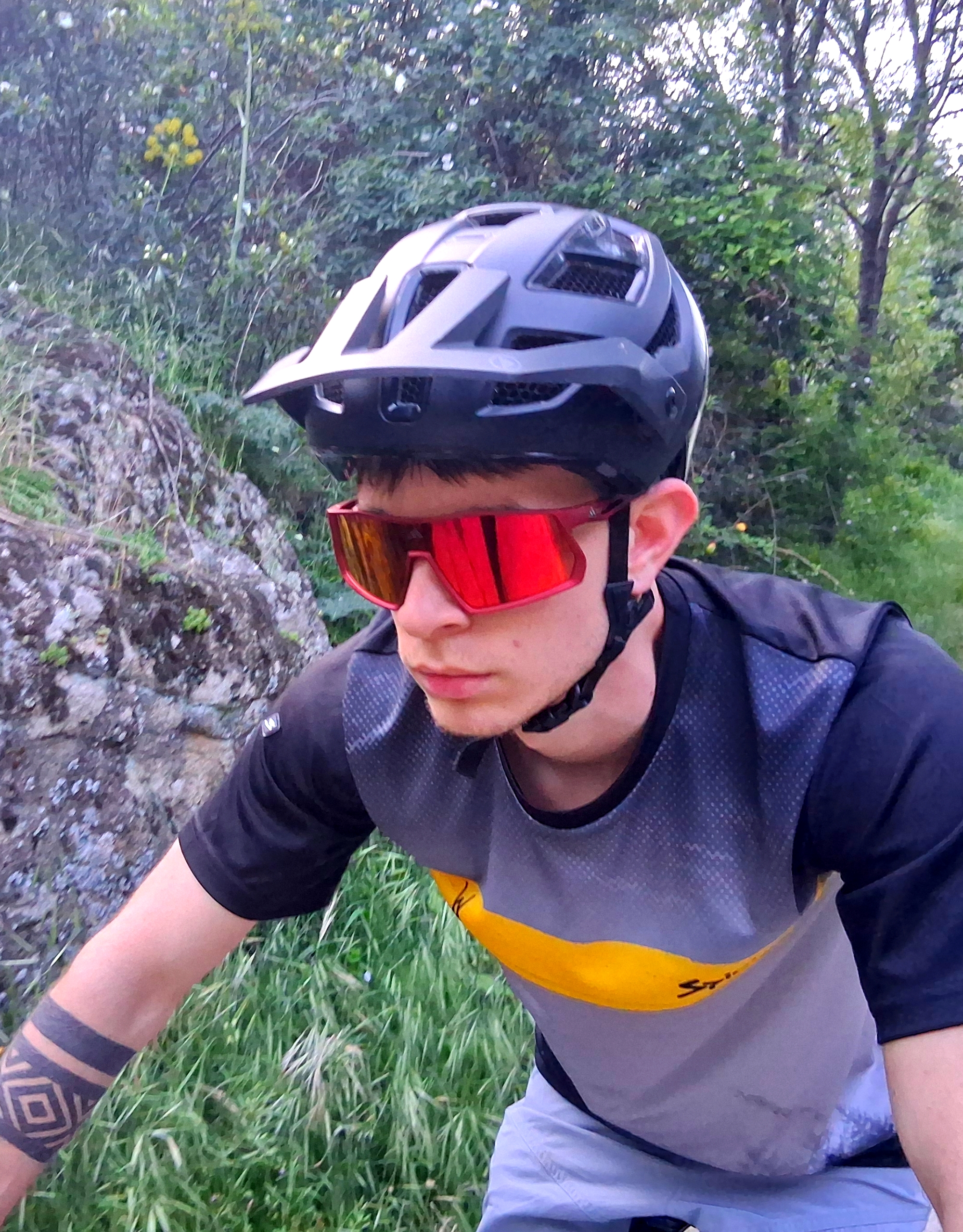 Para montar en bici, unas gafas como las Adidas KENTRO son ideales (Foto: Híbridos y Eléctricos).