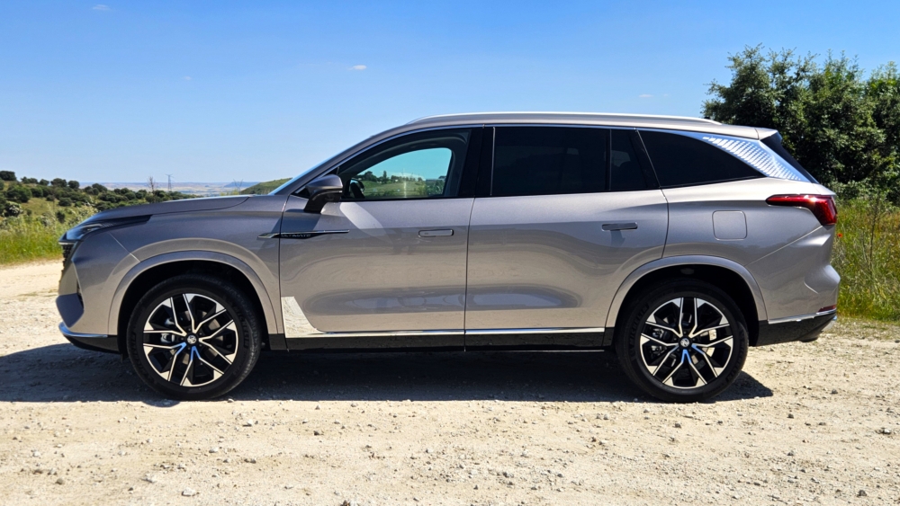 MG MGS) 2.093 L de maletero, 1.026 km y 7 plazas precio risa nuevo SUV híbrido MG golpe mesa (2)