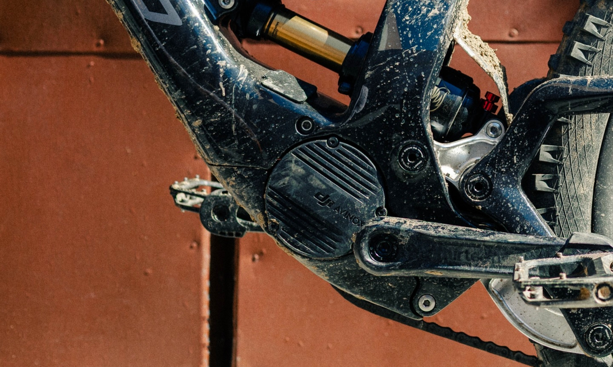 Un sistema trasero de suspension flotante ofrece un refinado rendimiento (Foto: UNNO Bikes).