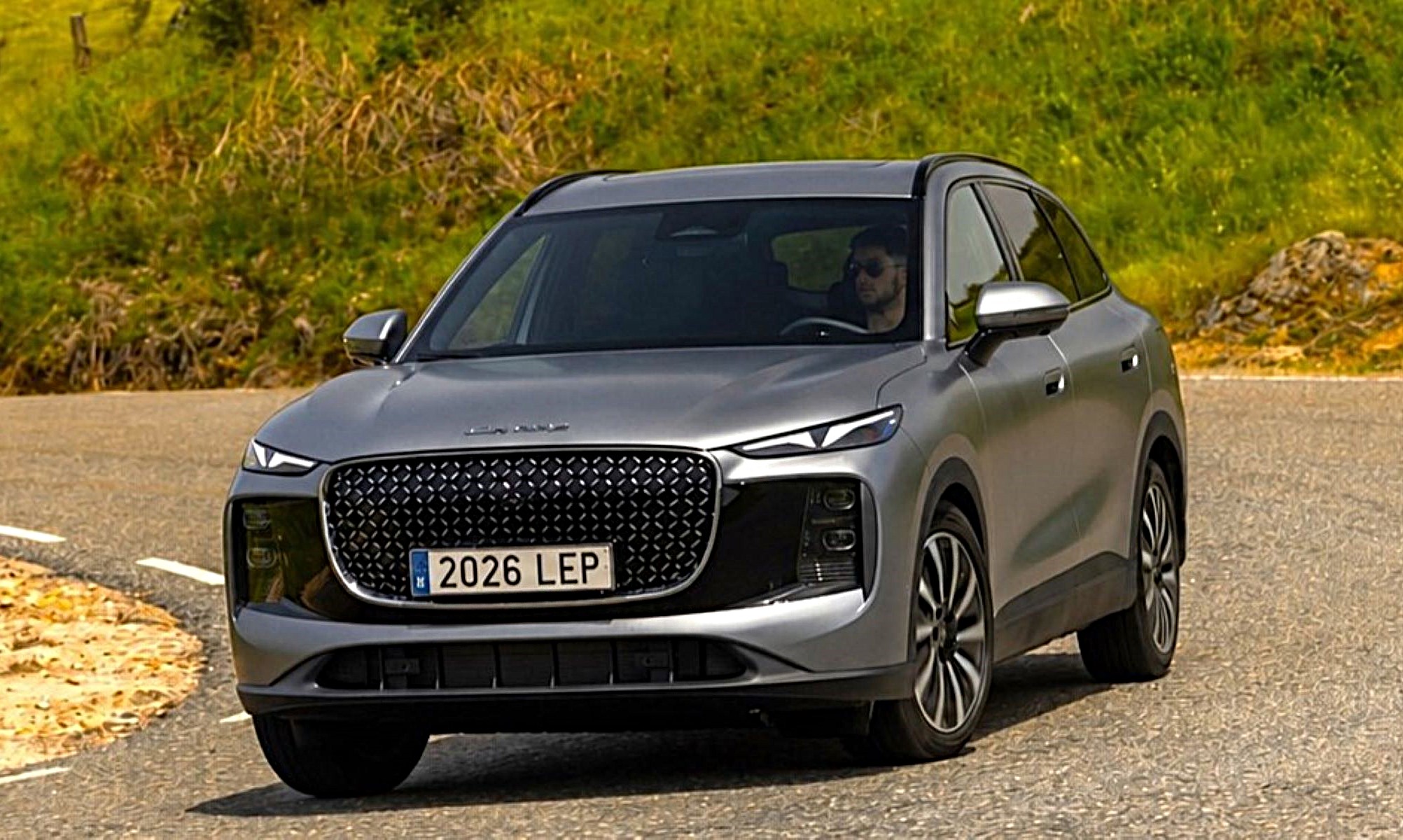 El Lepas L8 es el buque insignia de la nueva marca del Grupo Chery: sorprende por espacio, equipamiento y precio muy competitivo.