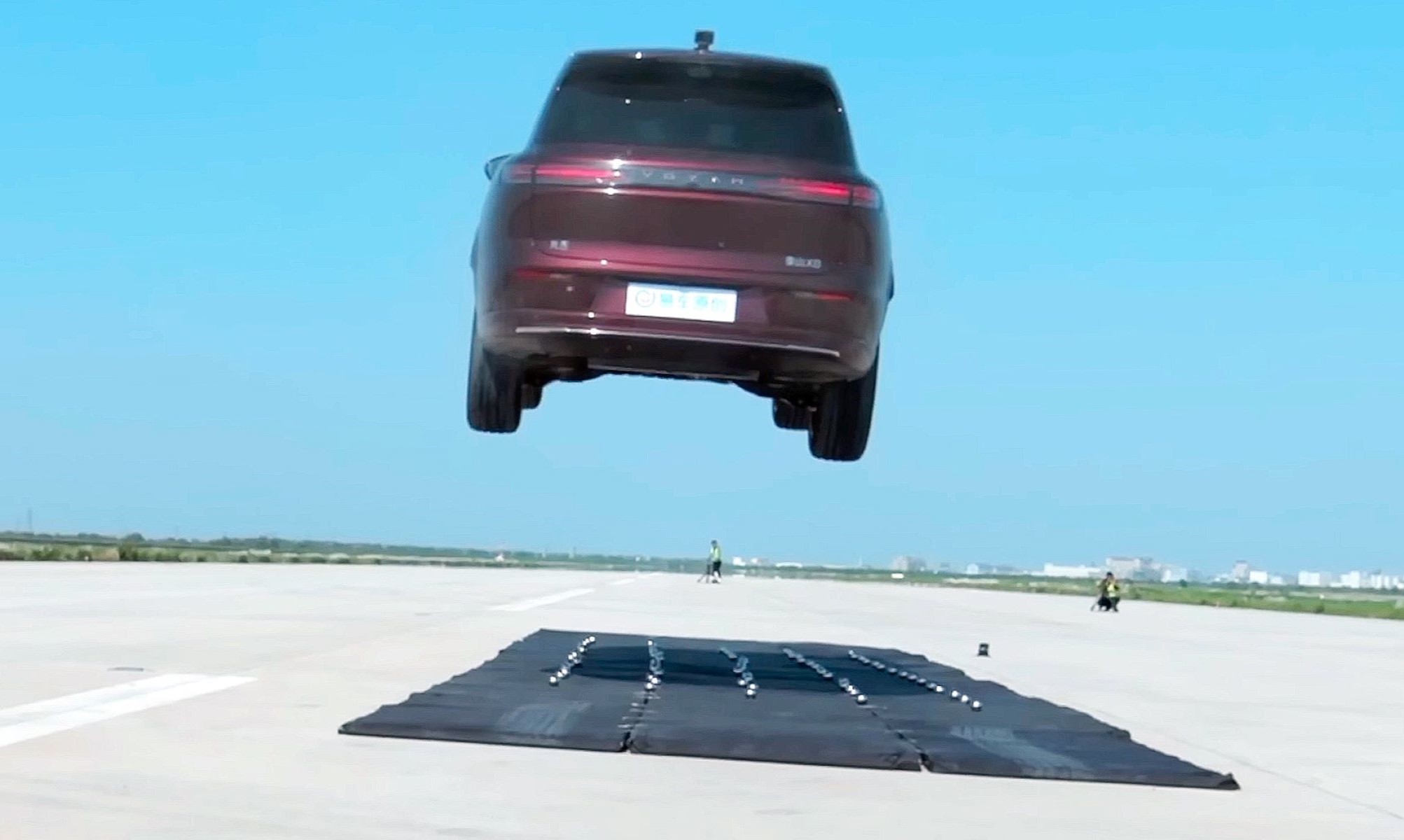 La prueba más brutal de resistencia de una batería ha sido un salto en el que un SUV de 2,8 toneladas ha recorrido 20,2 metros en el aire.