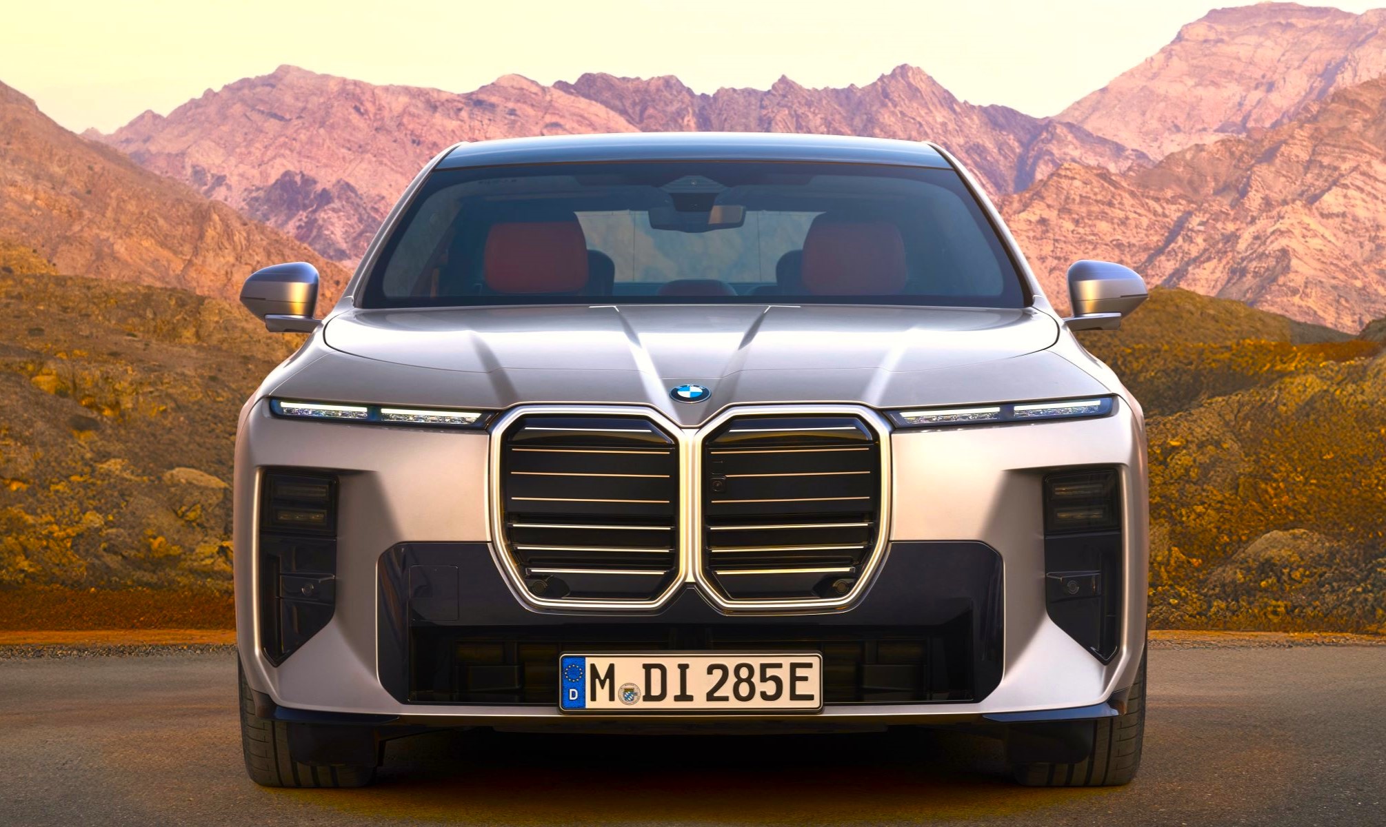 BMW quiere igualar o superar a Tesla en autonomía. Y el nuevo BMW i7 ofrece hasta 728 km, además de carga ultrarrápida.