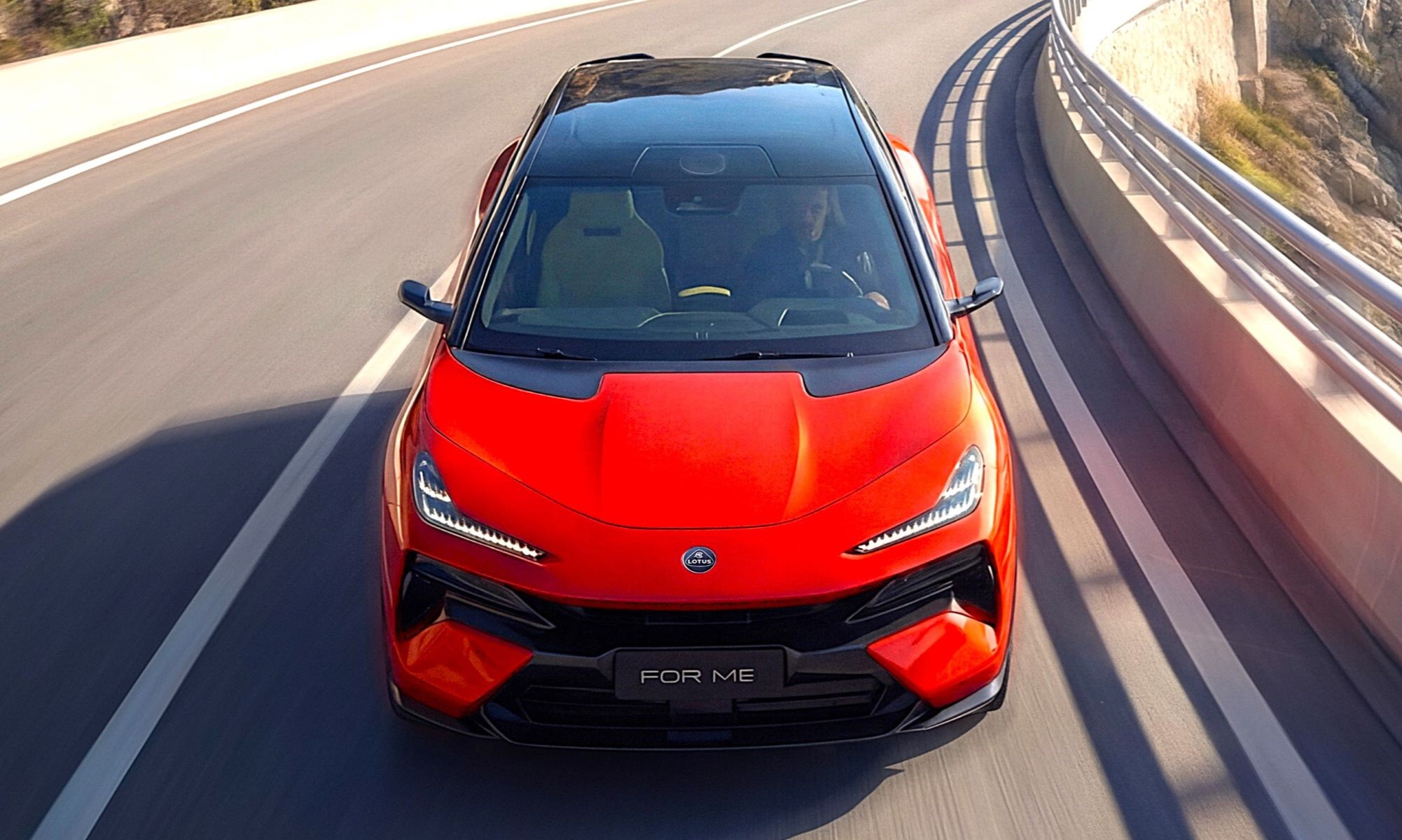 Esta marca británica, ahora propiedad de Geely, ha puesto a la venta en España su primer SUV PHEV. Y ojo, porque su precio no deja indiferente.