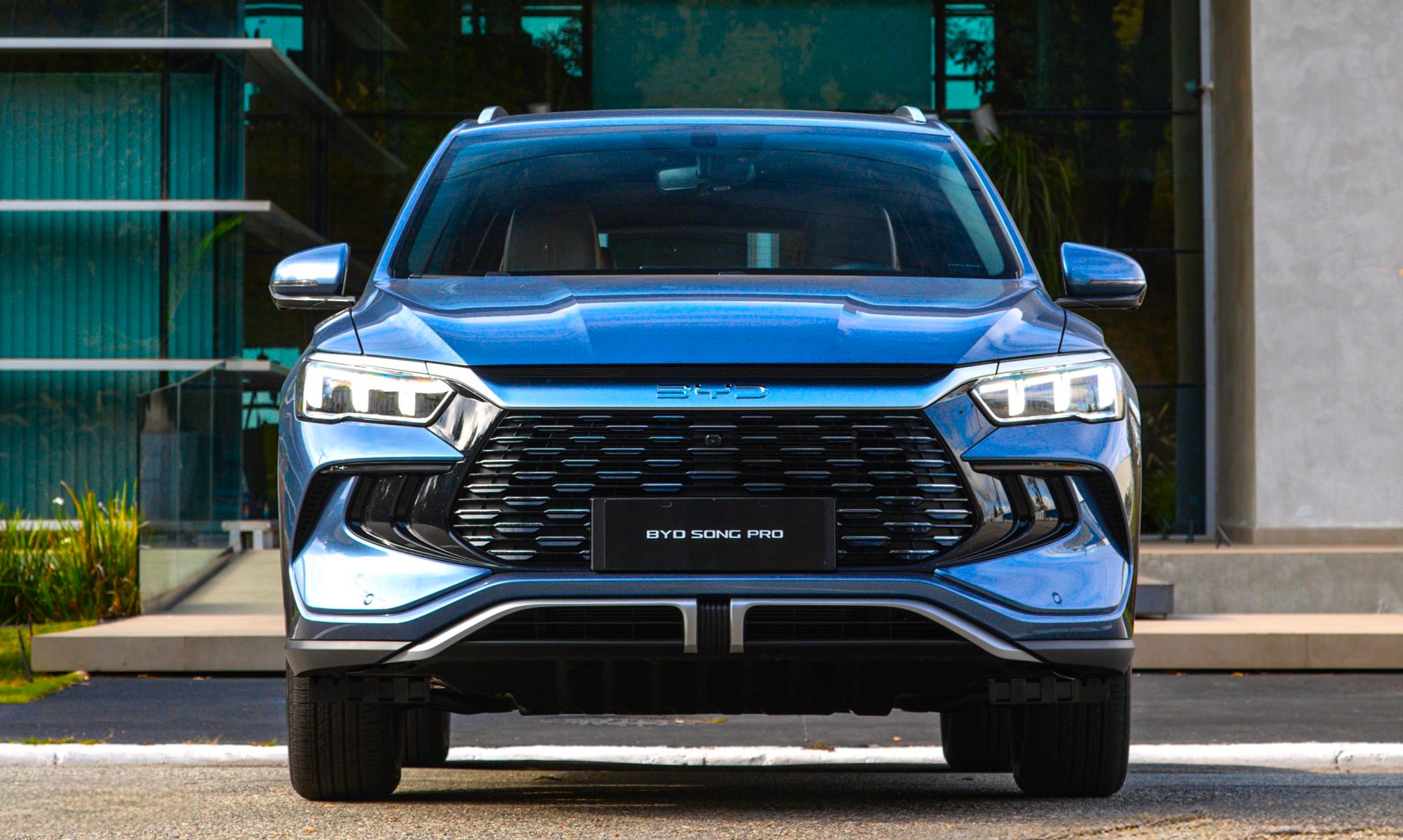 BYD cuenta con un SUV híbrido enchufable que arrasa en mercados vecinos a España, pero que la filial en nuestro país no quiso comercializar.