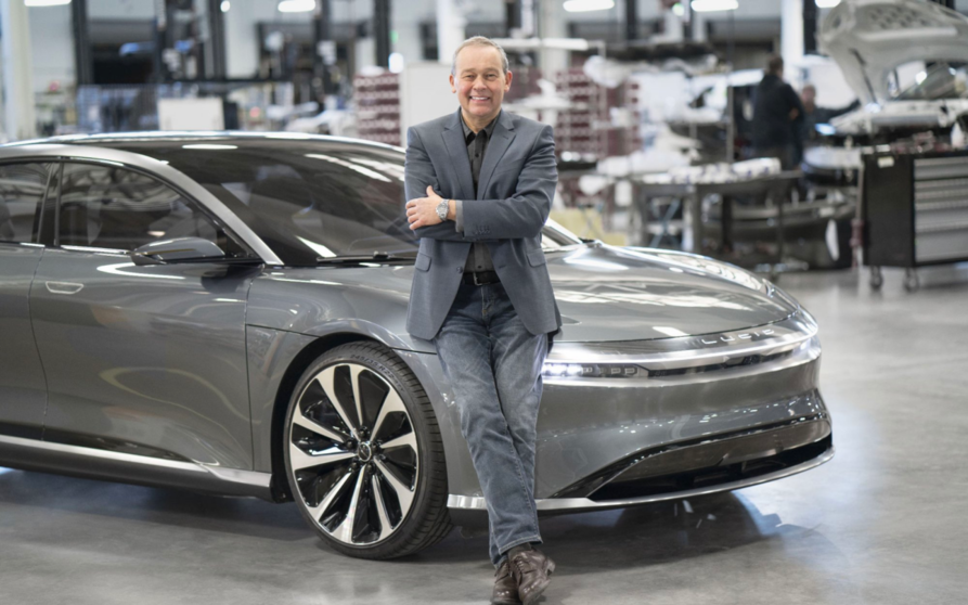  Peter Rawlinson junto al Lucid Air 