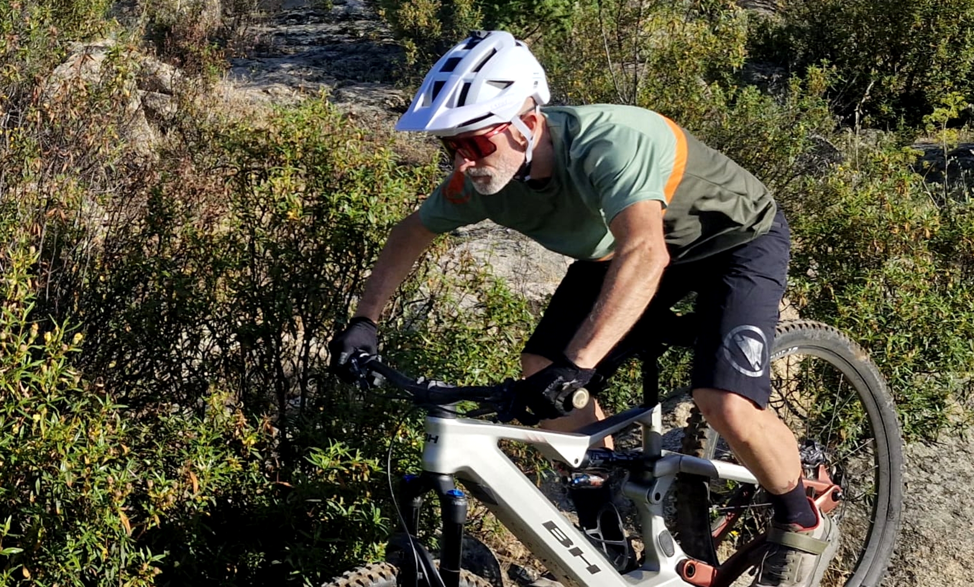 Este casco nos permite disfrutar de la bicicleta con total confianza (Foto: Híbridos y Eléctricos).