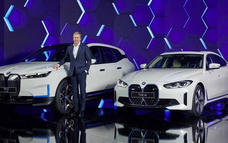  Oliver Zipse junto a los nuevos BMW iX e i4 eléctricos. 