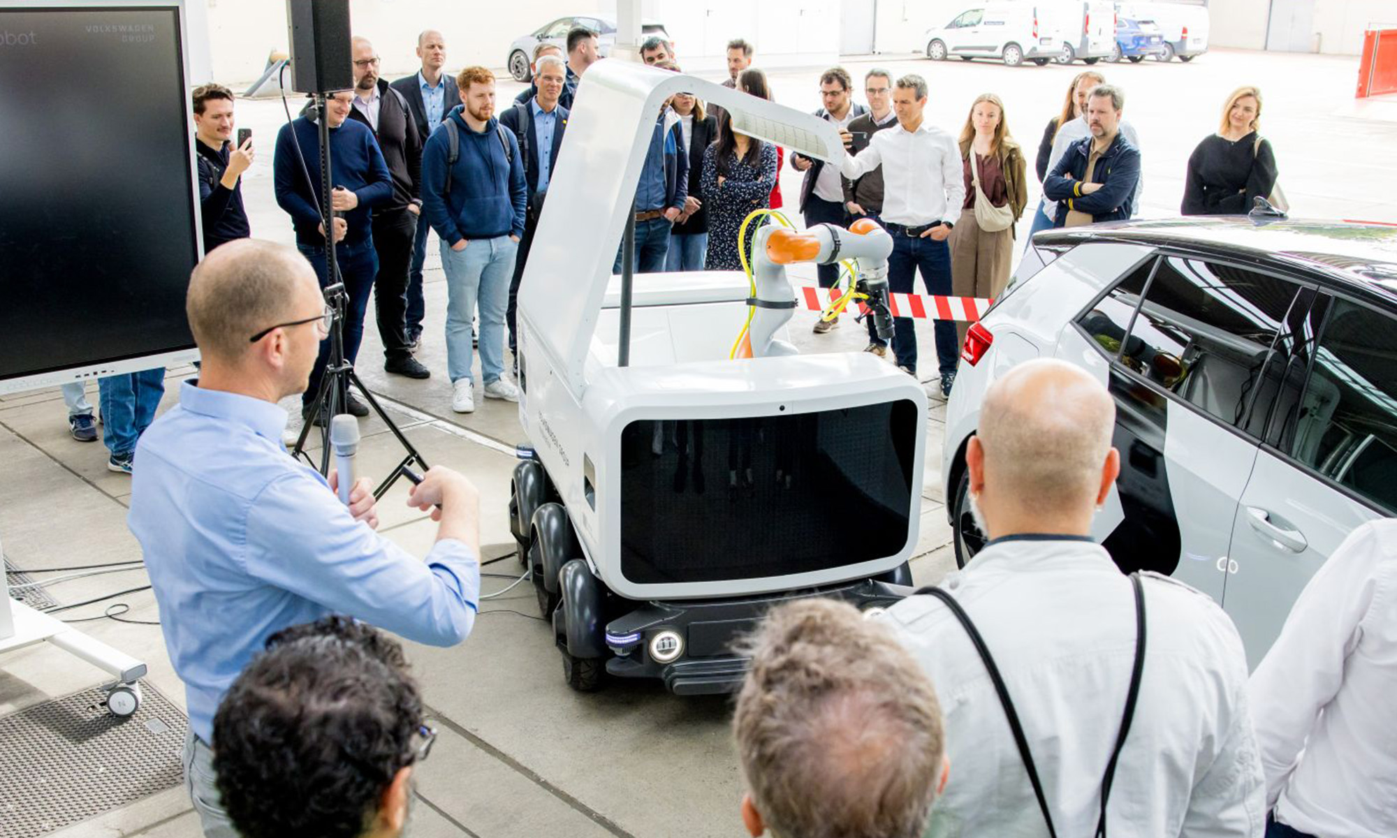 Volkswagen presenta un primer prototipo de una batería portátil para coches eléctricos.