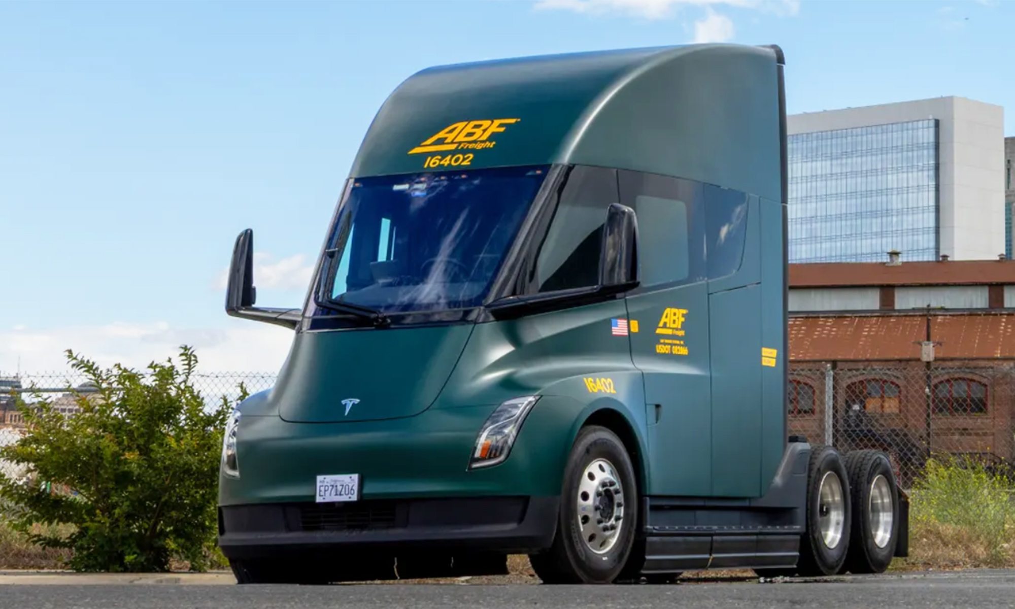 arcbest compra 2 tesla semi camion electrico tras pruebas eficiencia