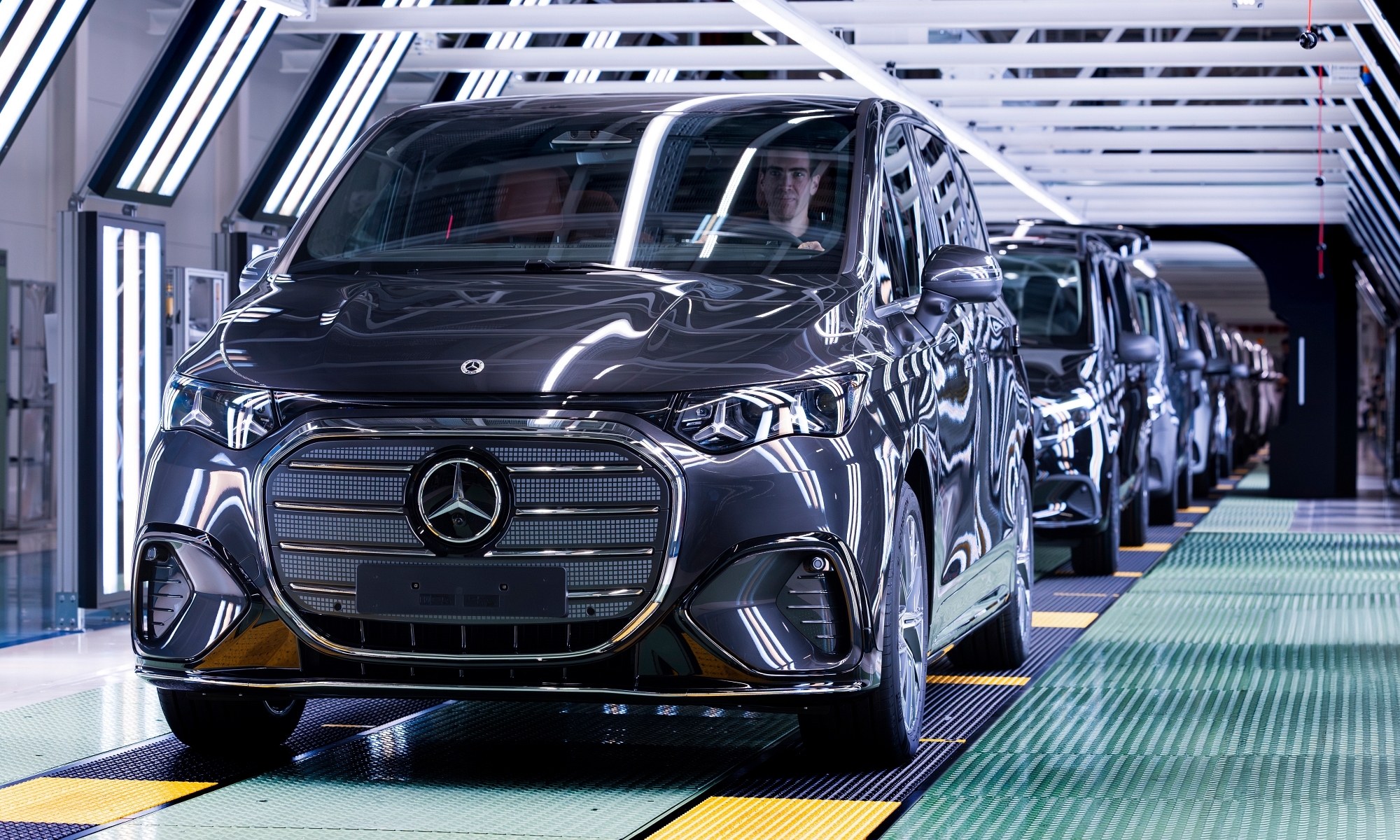 En una misma línea Mercedes es capaz de fabricar 3 modelos totalmente diferentes.