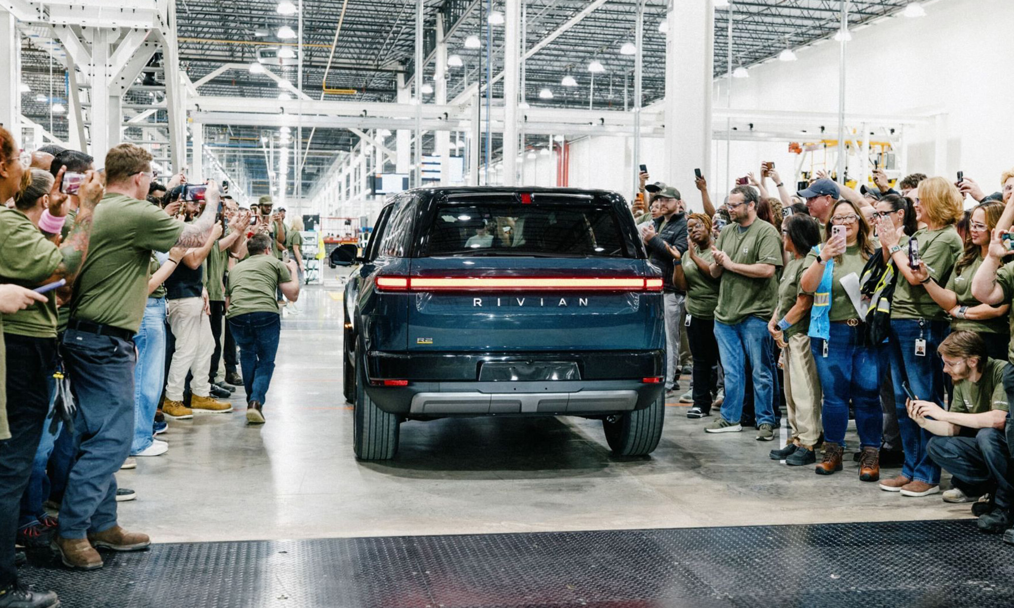 Rivian ya está entregando las primeras unidades del R2 en Estados Unidos.