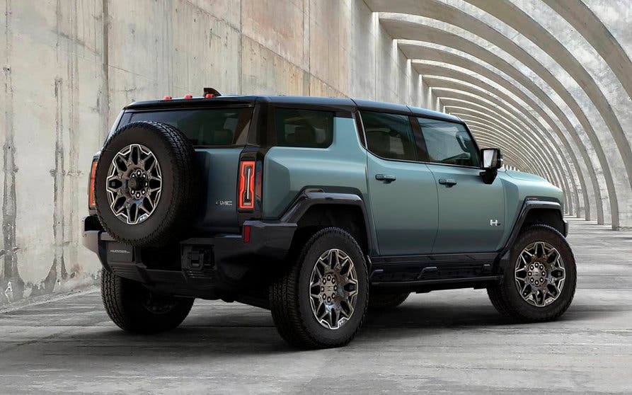  General Motors presenta la versión SUV del Hummer EV eléctrico cuya edición de lanzamiento estará disponible a principios de 2023. 