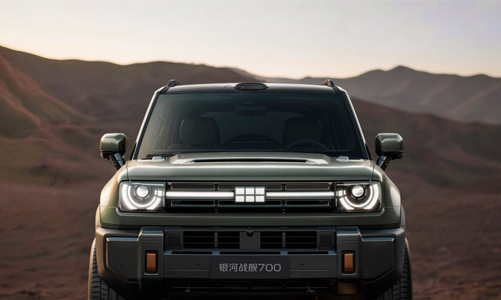 Geely opta por una estética muy conocida para su primer 4x4 de alto rendimiento.