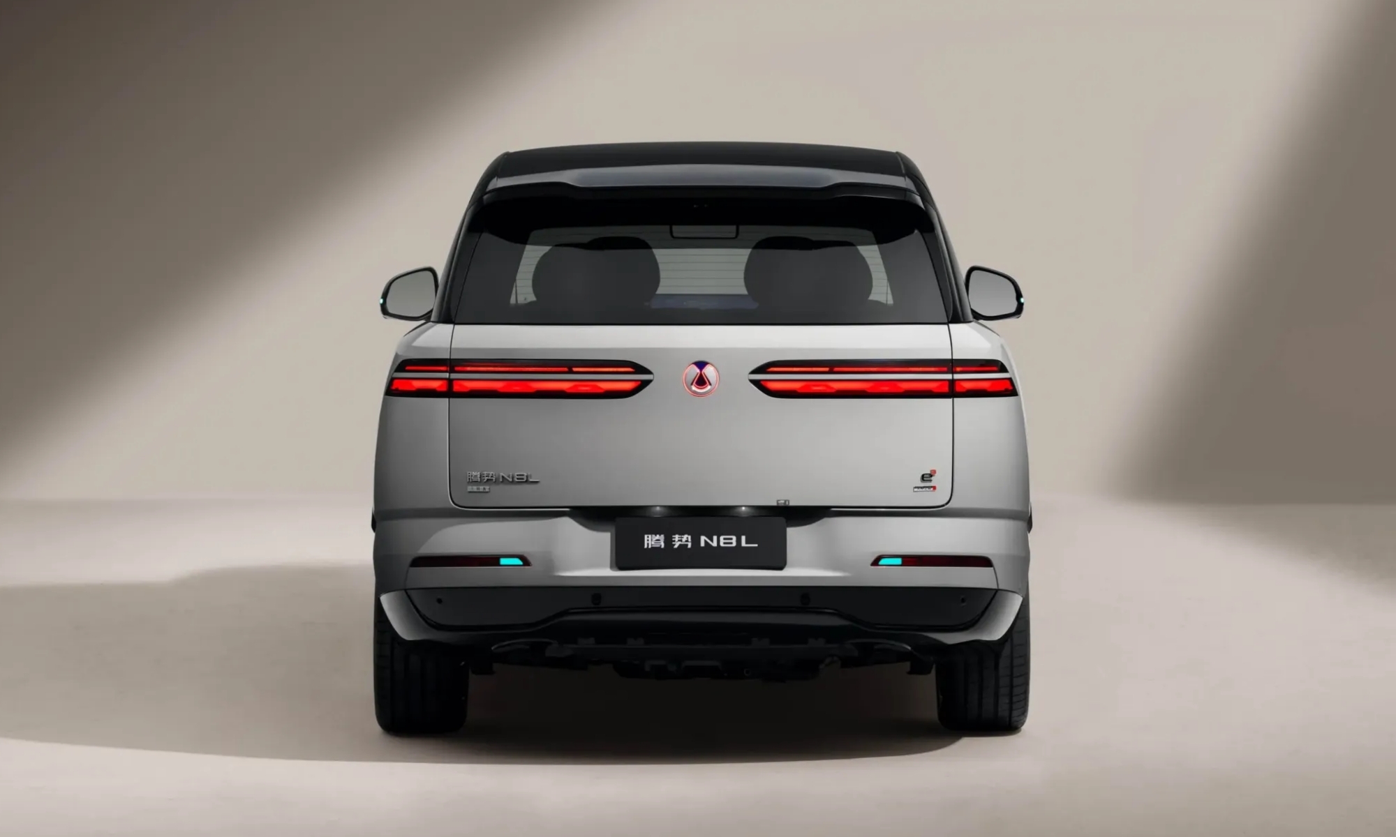 El N8L es el primer modelo de BYD en recibir una superestructura de 1.000 voltios.