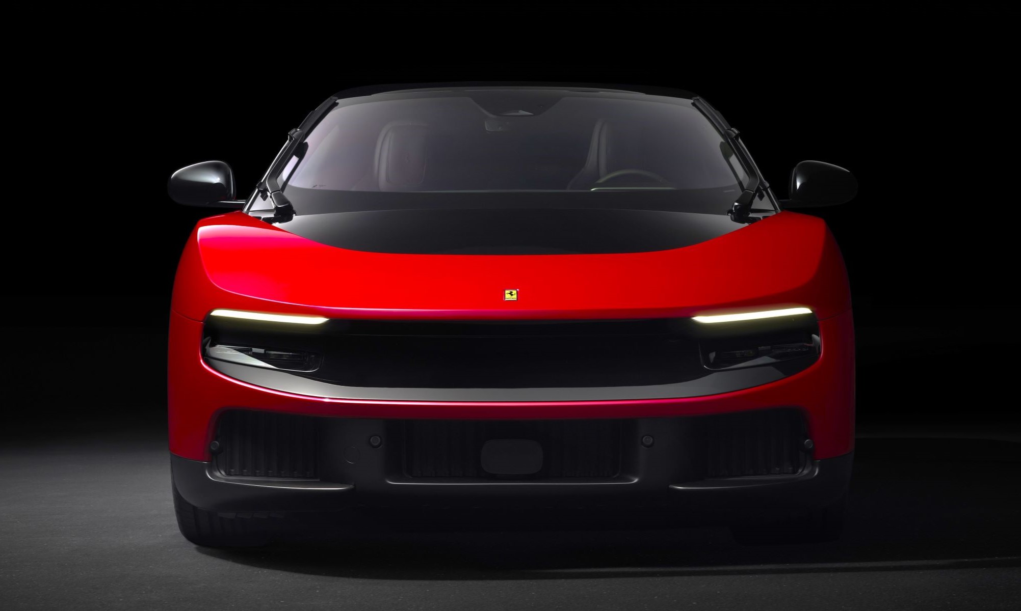 El primer coche a baterías de Ferrari ha desatado millones de críticas a la marca. Y esto podría haber causado su primera víctima en la empresa.