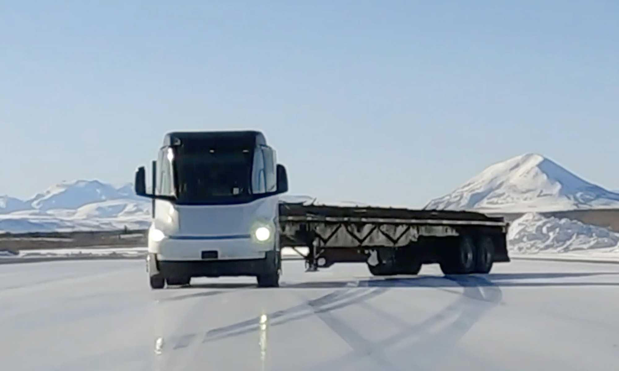 El Tesla Semi demuestra un control total en su tracción sobre hielo.