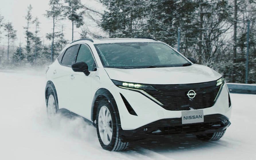  El Nissan Ariya en la pista de pruebas de Hokkaido, en Japón, donde el fabricante ajusta sus chasis para adaptarlo a cada mercado. 