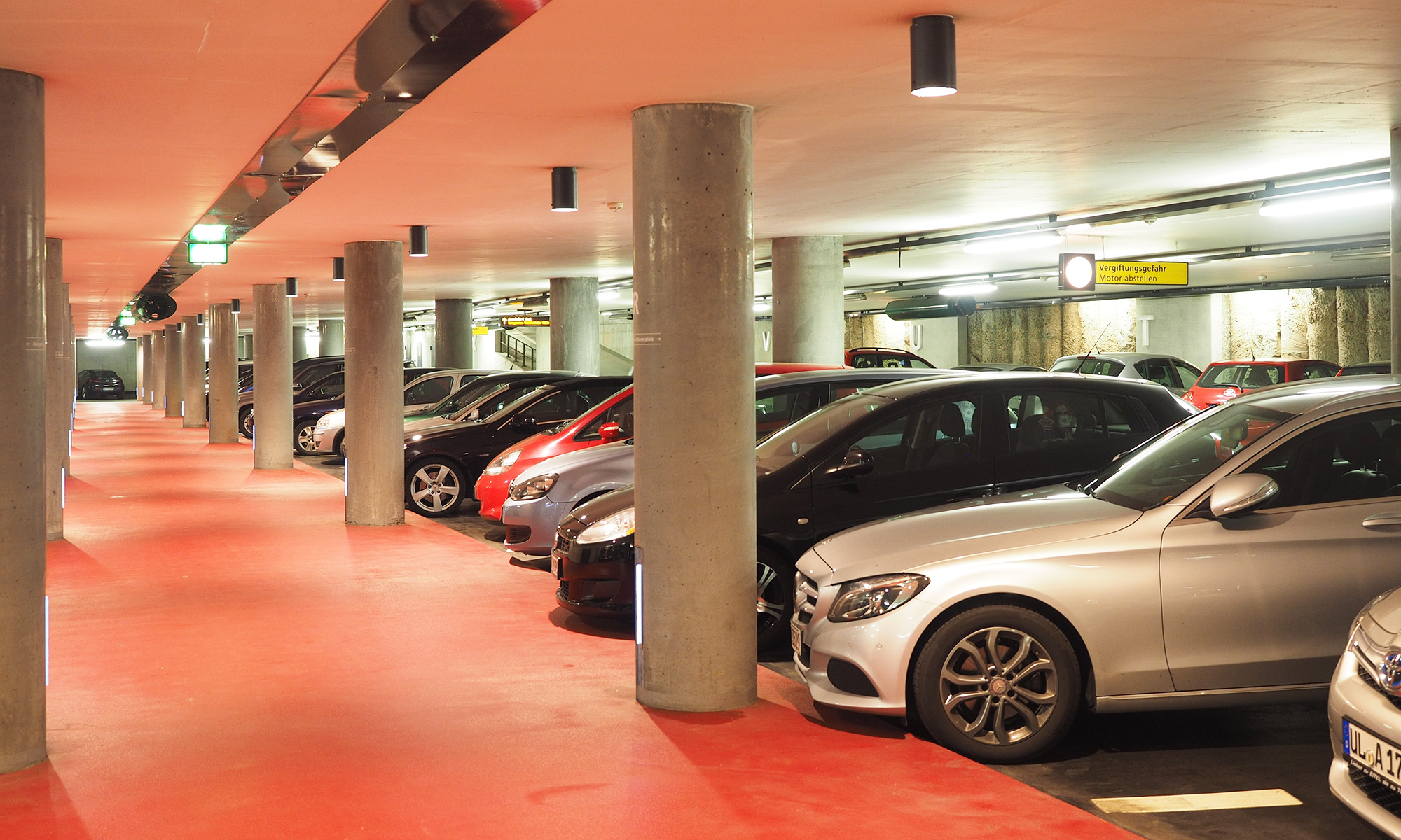 es legal aparcar coche moto misma plaza parking aparcamiento garaje 1
