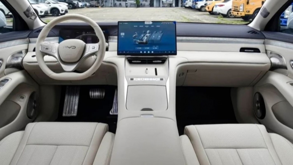 BYD Seal 08 PHEV Nadie lo esperaba BYD 400 km 5 minutos 1.660 km autonomía 25.365 euros 6 BYD Seal 08 PHEV Nadie lo esperaba BYD 400 km 5 minutos 1.660 km autonomía 25.365 euros 6