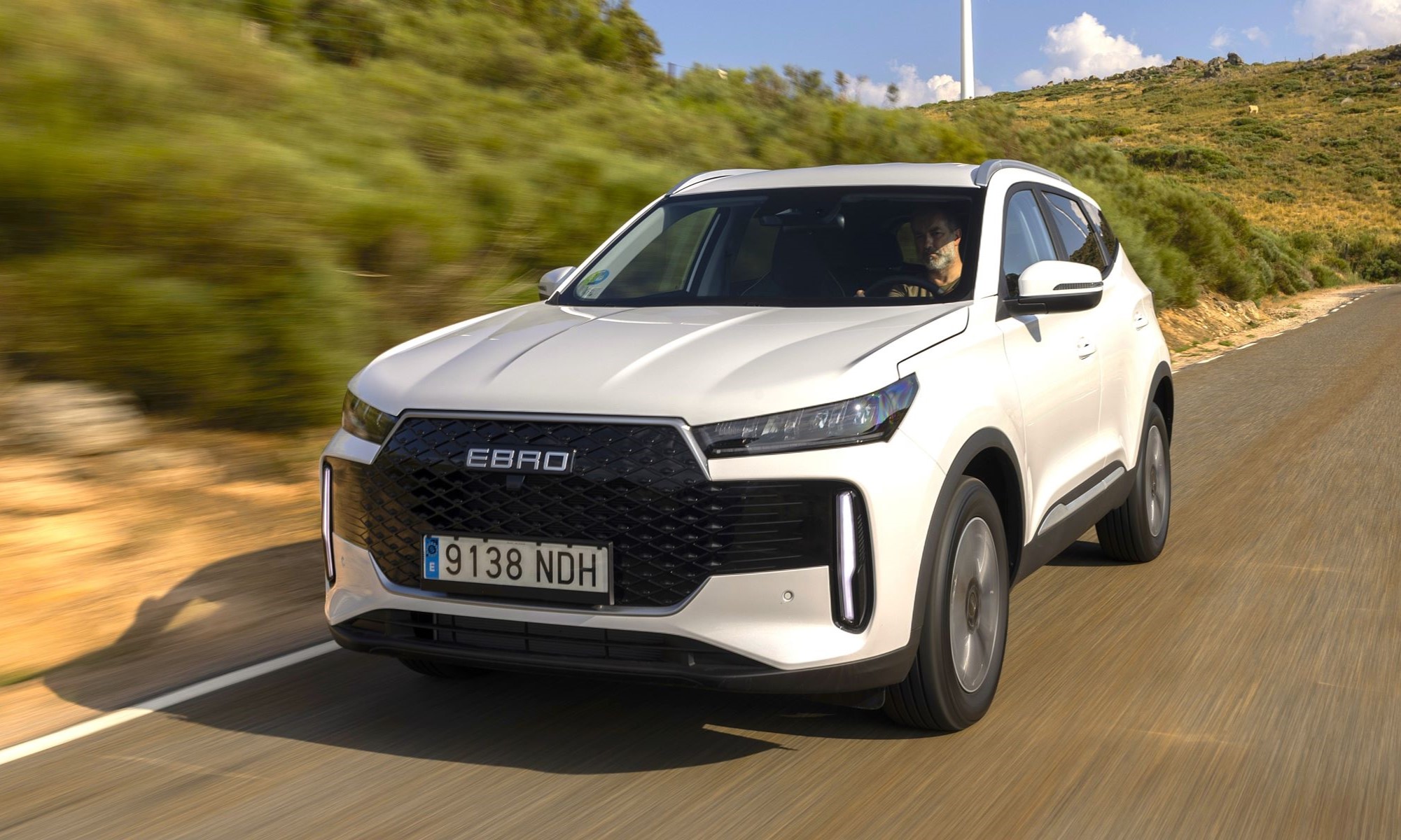 El SUV híbrido más eficiente y barato de EBRO ha obtenido un nuevo récord de consumo y se puede adquirir por lo que cuesta un SUV gasolina.