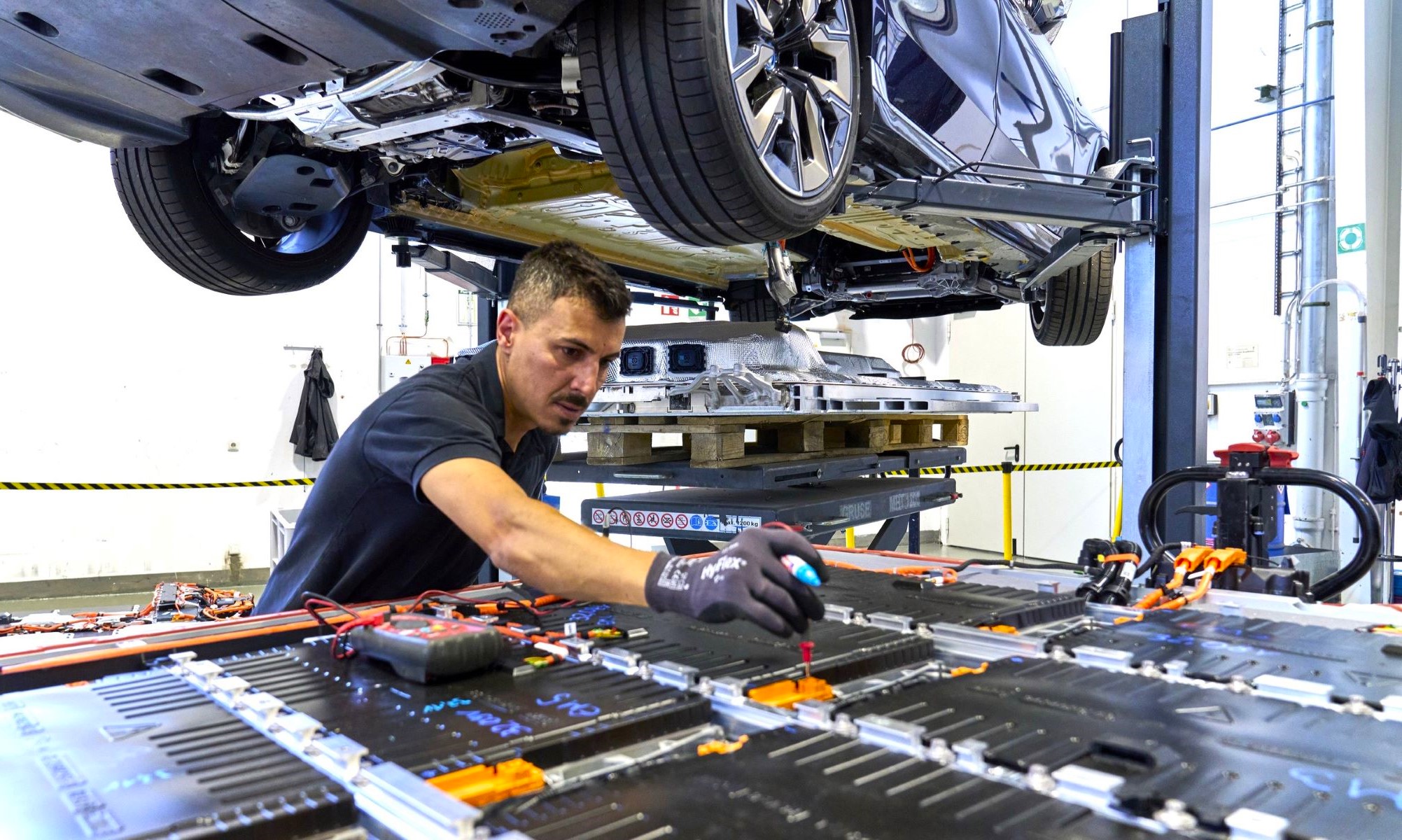 Reparacion batería eléctrico Reparar eléctrico cuesta 23 % más no culpa batería motivos insólitos