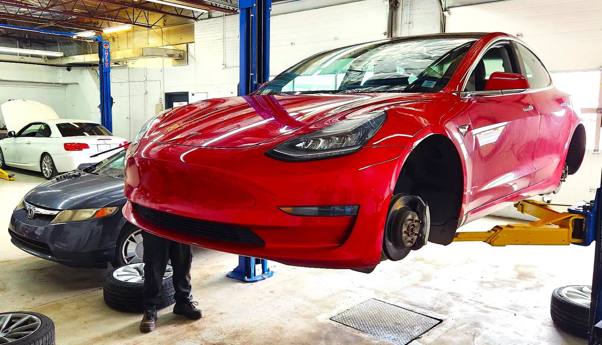 Arreglar un coche eléctrico cuesta casi una cuarta parte más que uno térmico. Y no es por lo que te imaginas...