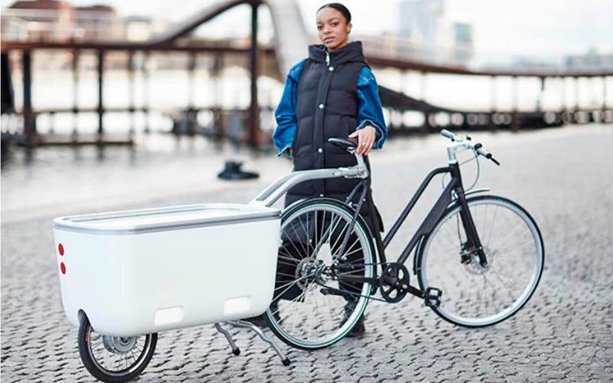  Biomega Ein, un "remolque ingrávido" dotado de un motor eléctrico en su rueda trasera que permite transportar a dos niños o una carga inanimada en su interior. 