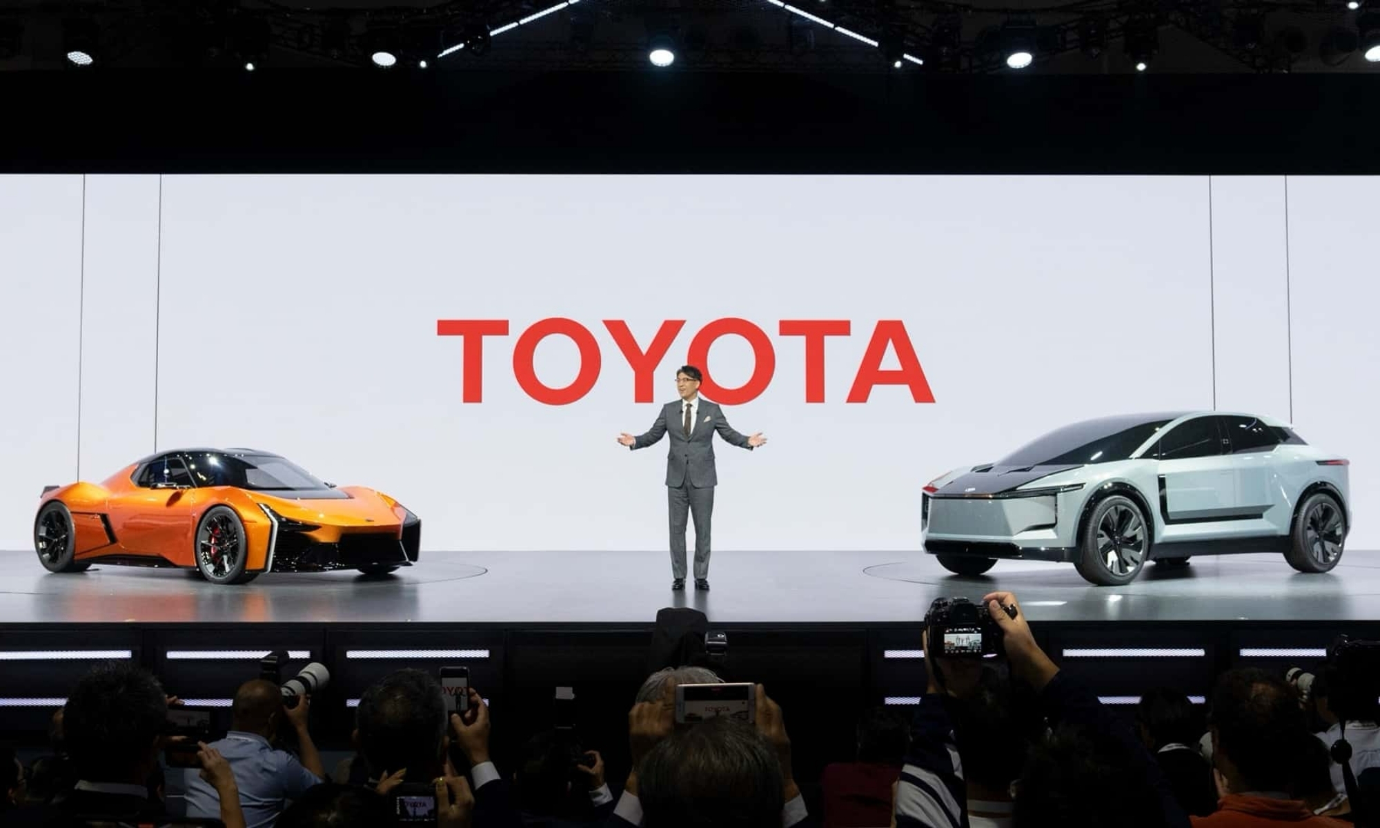 Koji Sato durante una presentación de Toyota.