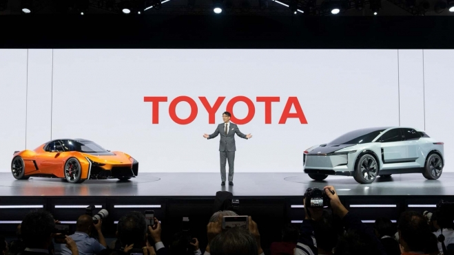 Koji Sato durante una presentación de Toyota. Koji Sato durante una presentación de Toyota.