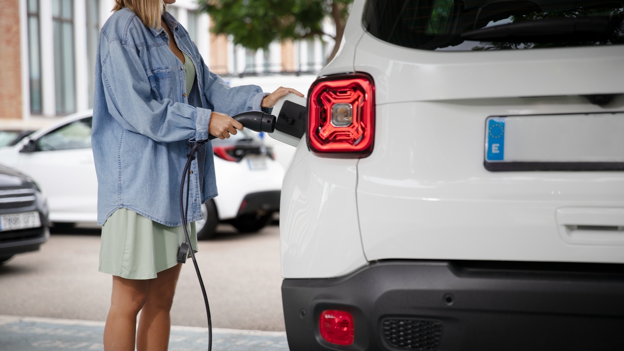 Cuánto cuesta recargar un coche eléctrico en casa o en la calle