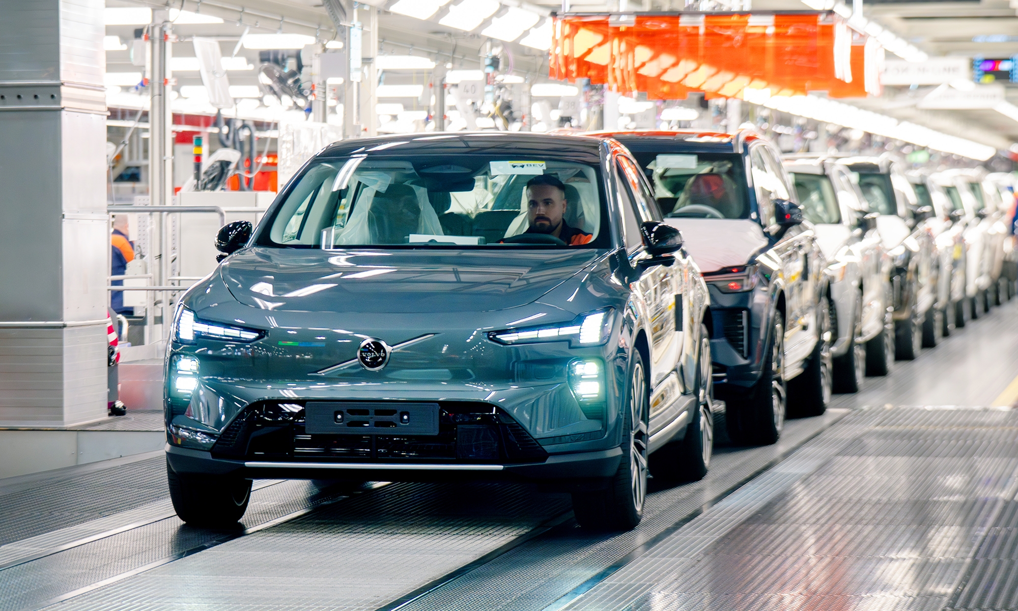 Volvo comienza con las entregas a clientes de su coche eléctrico más importante.