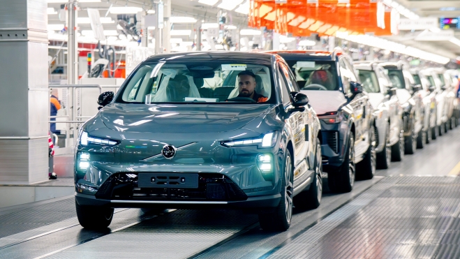 Volvo comienza con las entregas a clientes de su coche eléctrico más importante. Volvo comienza con las entregas a clientes de su coche eléctrico más importante.