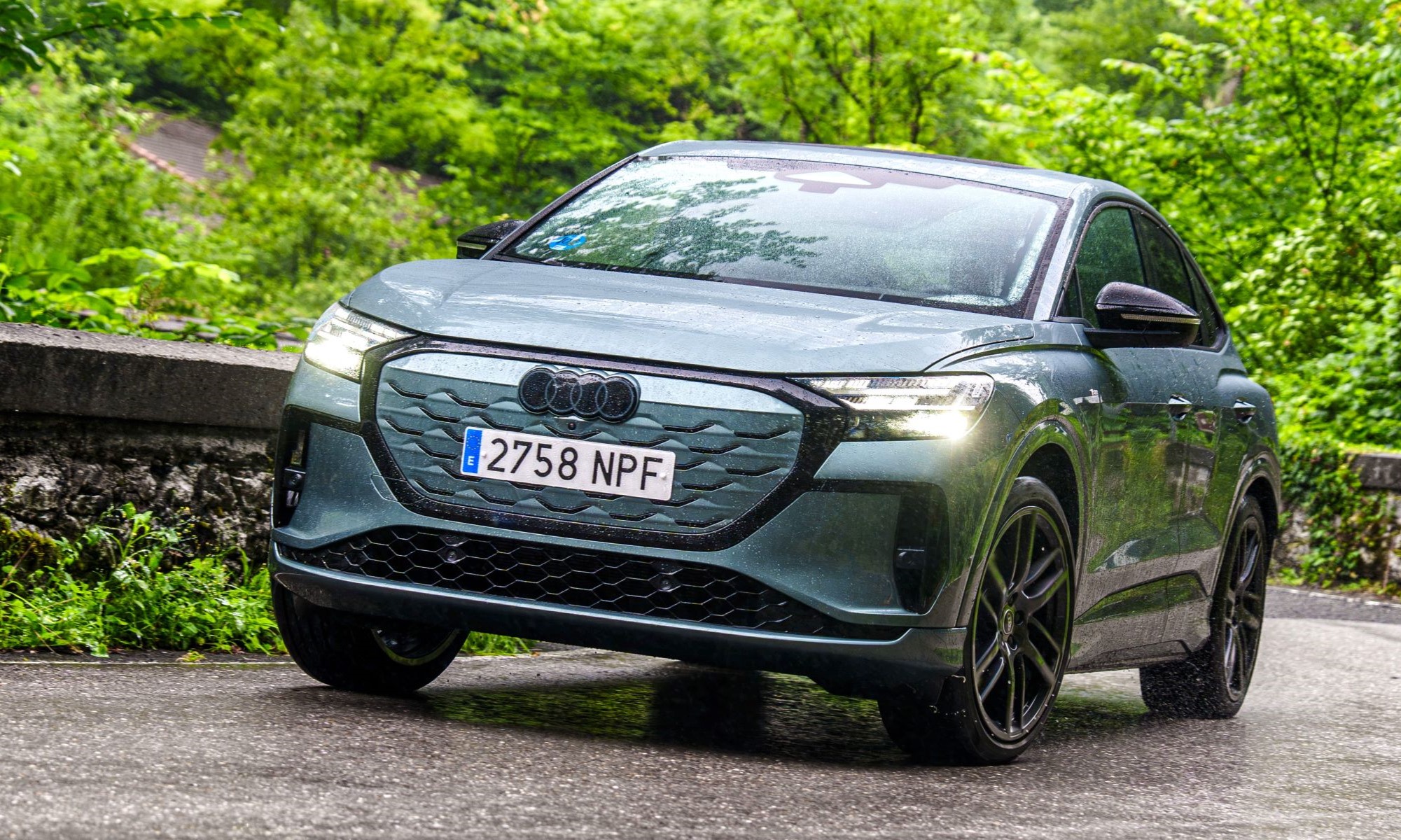 El Audi Q4 e-tron es el eléctrico más vendido de la marca alemana en nuestro país. Y se acaba de renovar para seguir siéndolo.