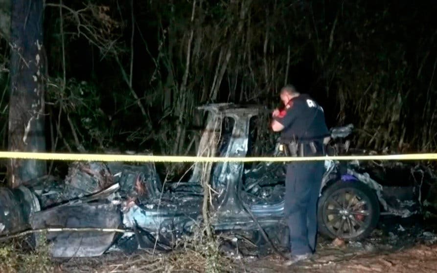  El Tesla Model S se estrelló contra un árbol y se incendió inmediatamente. Foto Twitter. 