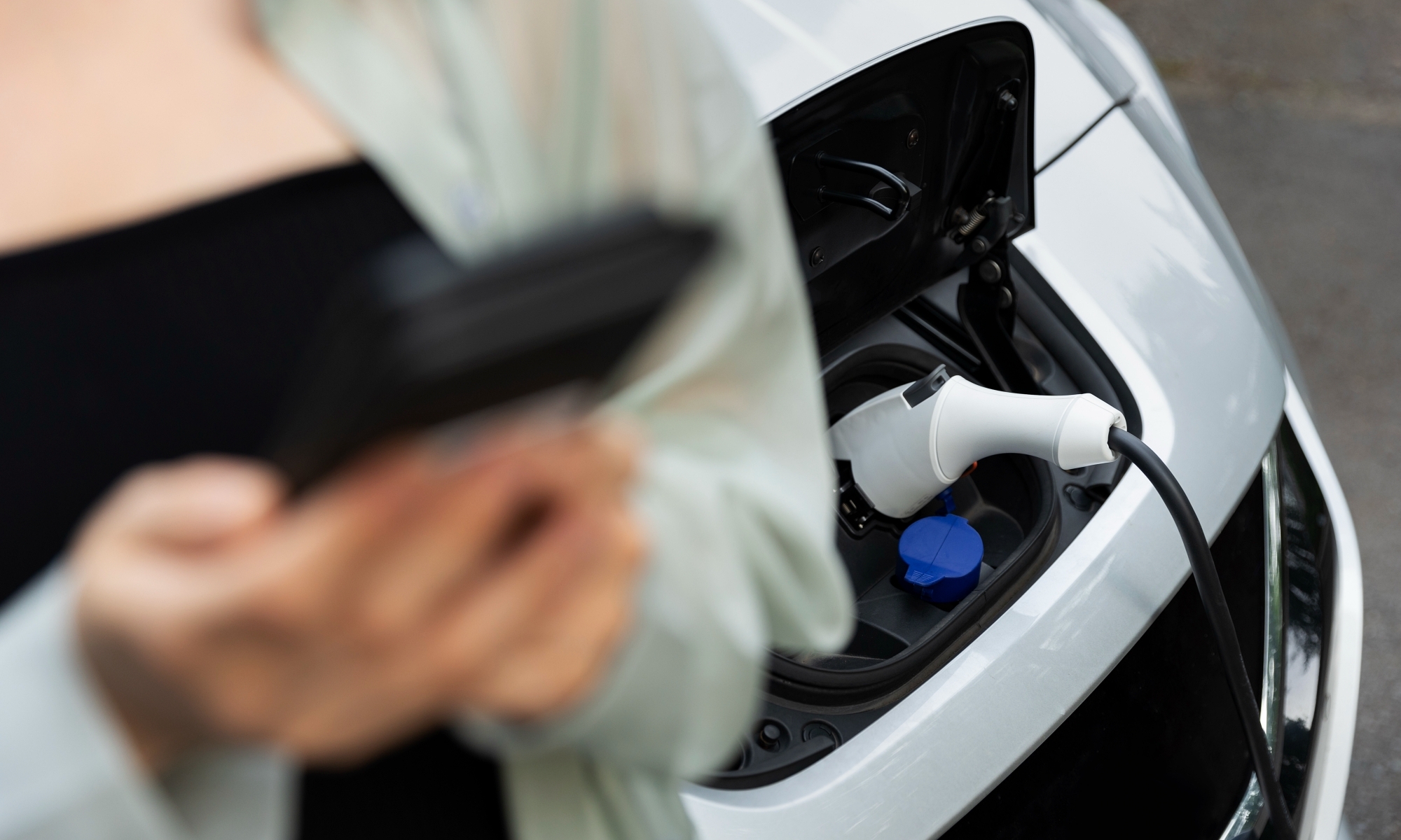 Los coches eléctricos son un 18% más baratos que hace 5 años, aunque la cifra debería ser mucho mayor.