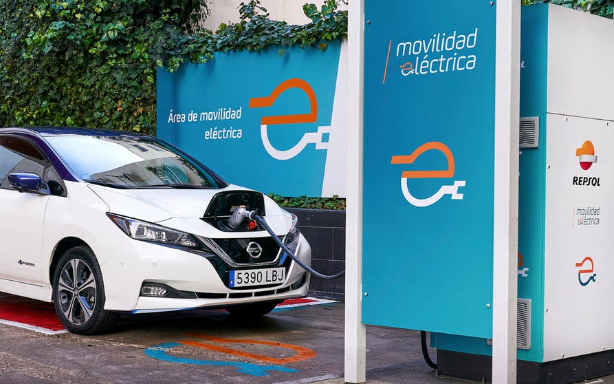  Repsol cuenta ya con una red de más de 300 puntos de recarga públicos para el coche eléctrico. 