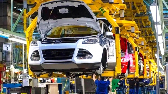 El acuerdo de Ford y Geely sobre Almussafes supondrá aumentar la producción y en el empleo, pero también lanzar un nuevo SUV. El acuerdo de Ford y Geely sobre Almussafes supondrá aumentar la producción y en el empleo, pero también lanzar un nuevo SUV.