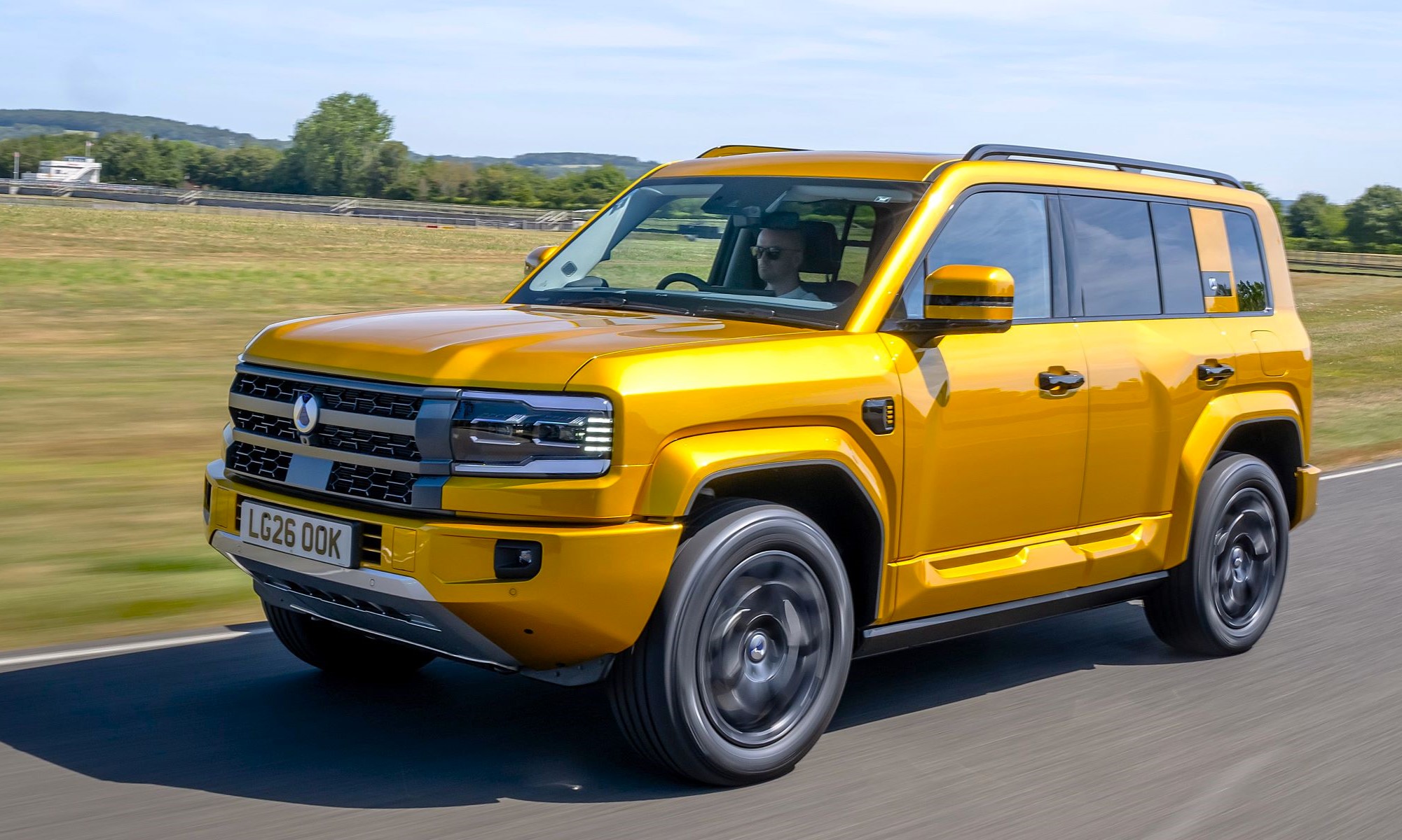 Este 4x4 híbrido enchufable del Grupo BYD se vende en China con otra marca, pero llega a España bajo la insignia de Denza.