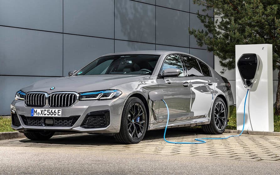  Nueva motorización híbrida enchufable para el BMW Serie 5 berlina, con 394 CV de potencia y hasta 57 kilómetros de autonomía eléctrica. 
