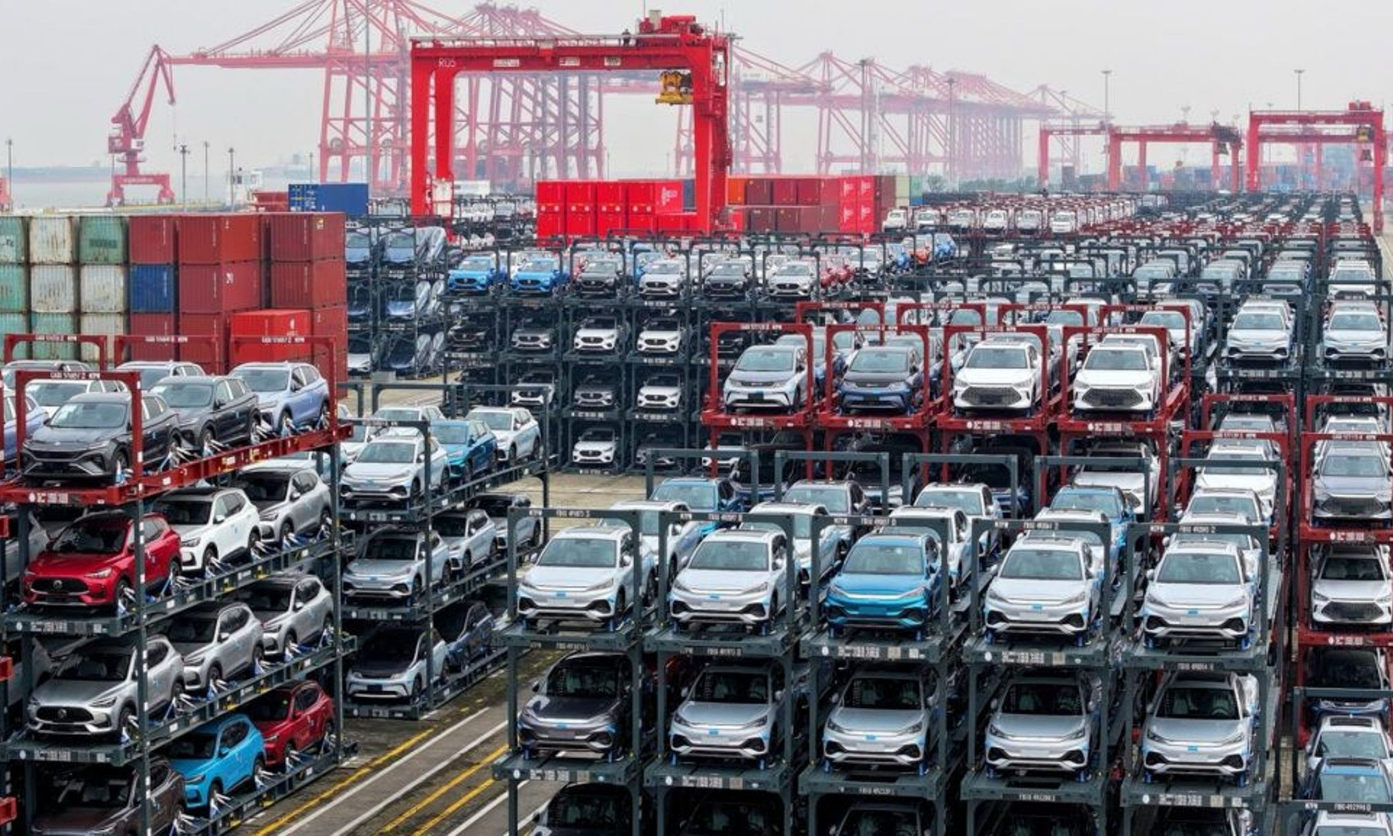 Miles de coches esperan en los puertos de China ha ser cargados con destino a Europa.