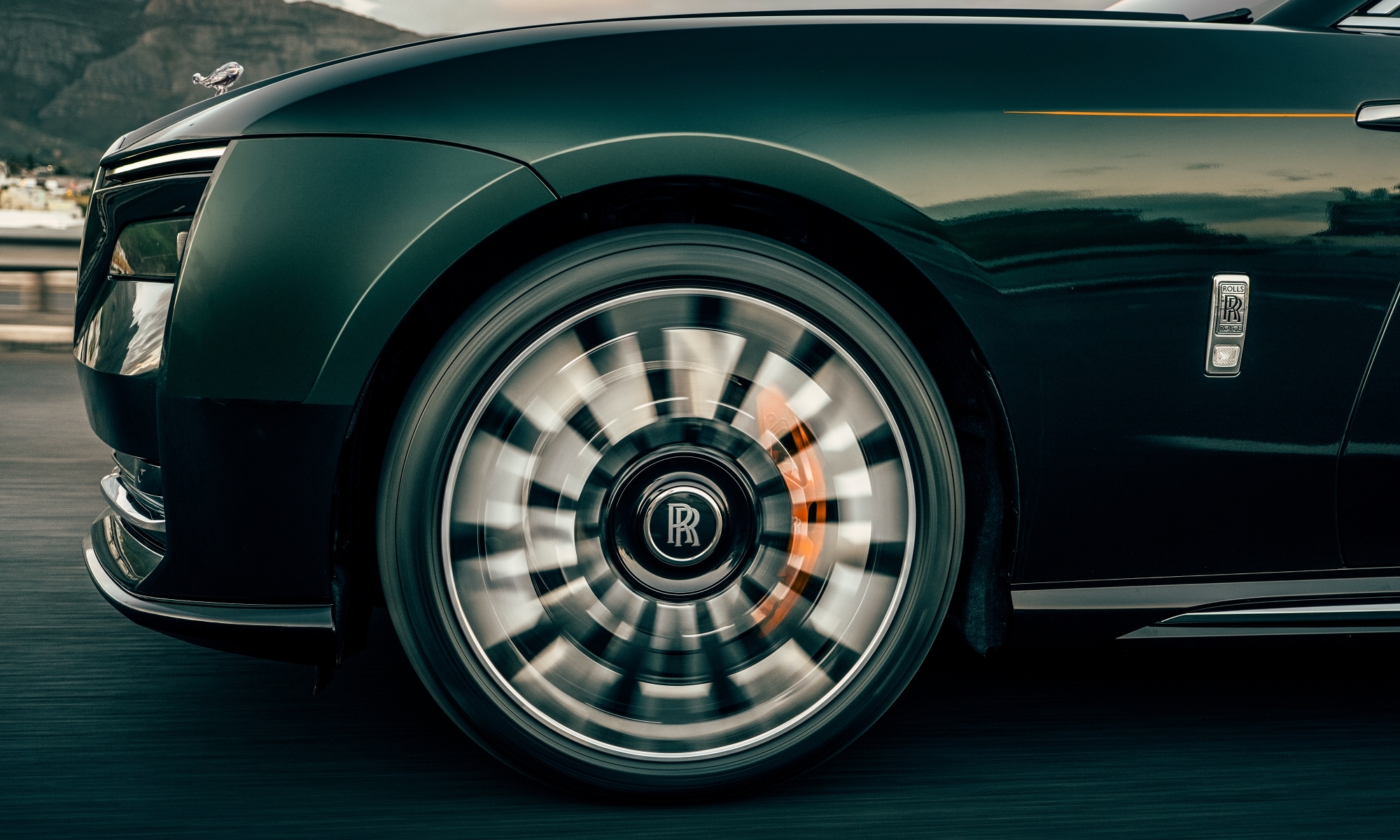 Los detalles lo delatan, estamos hablando del Rolls-Royce Spectre.